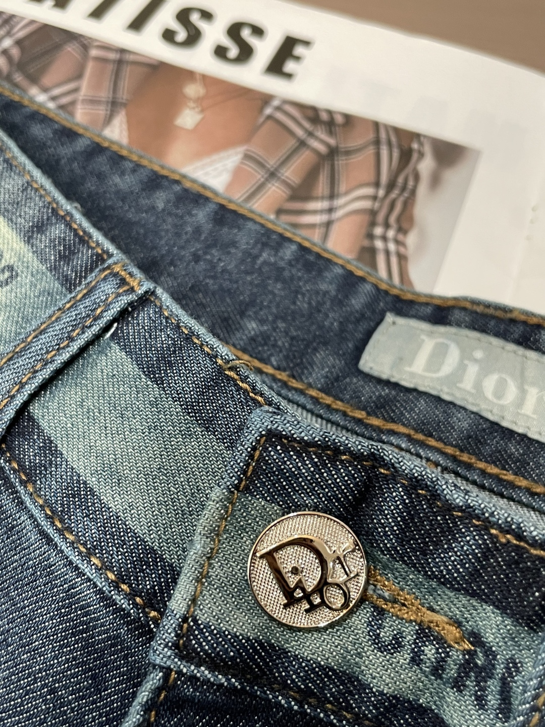 Dior专柜最新同款牛仔裤 面料版型做工绝绝子好穿不挑身材在搭配上没有太多的限制 随意简洁的衬托其他单品