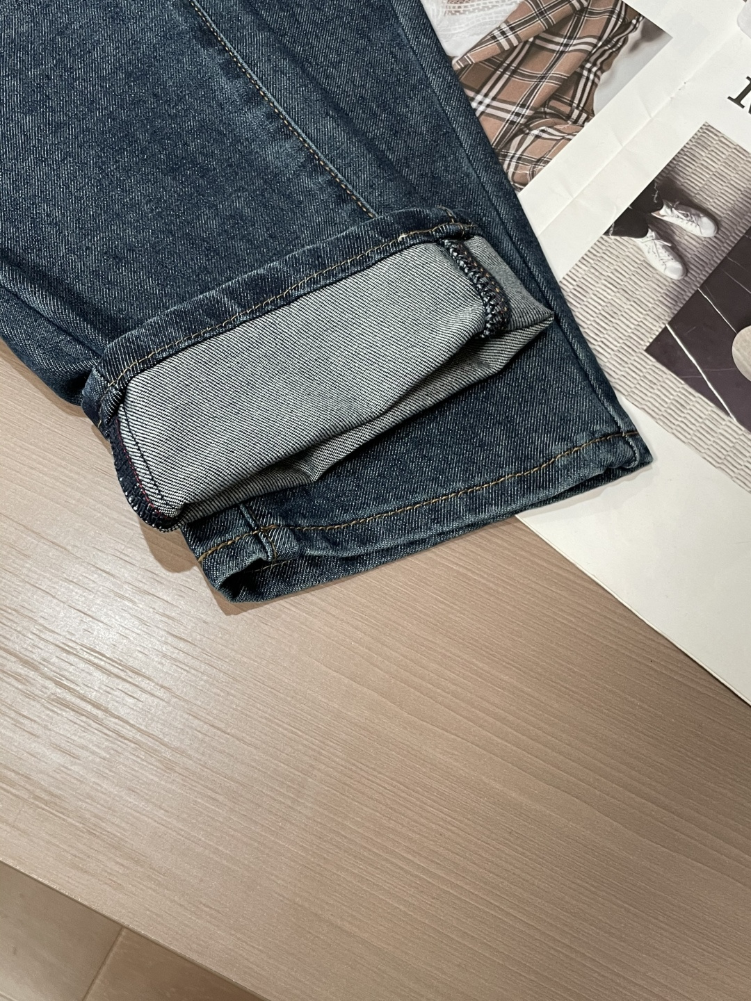 Dior专柜最新同款牛仔裤 面料版型做工绝绝子好穿不挑身材在搭配上没有太多的限制 随意简洁的衬托其他单品