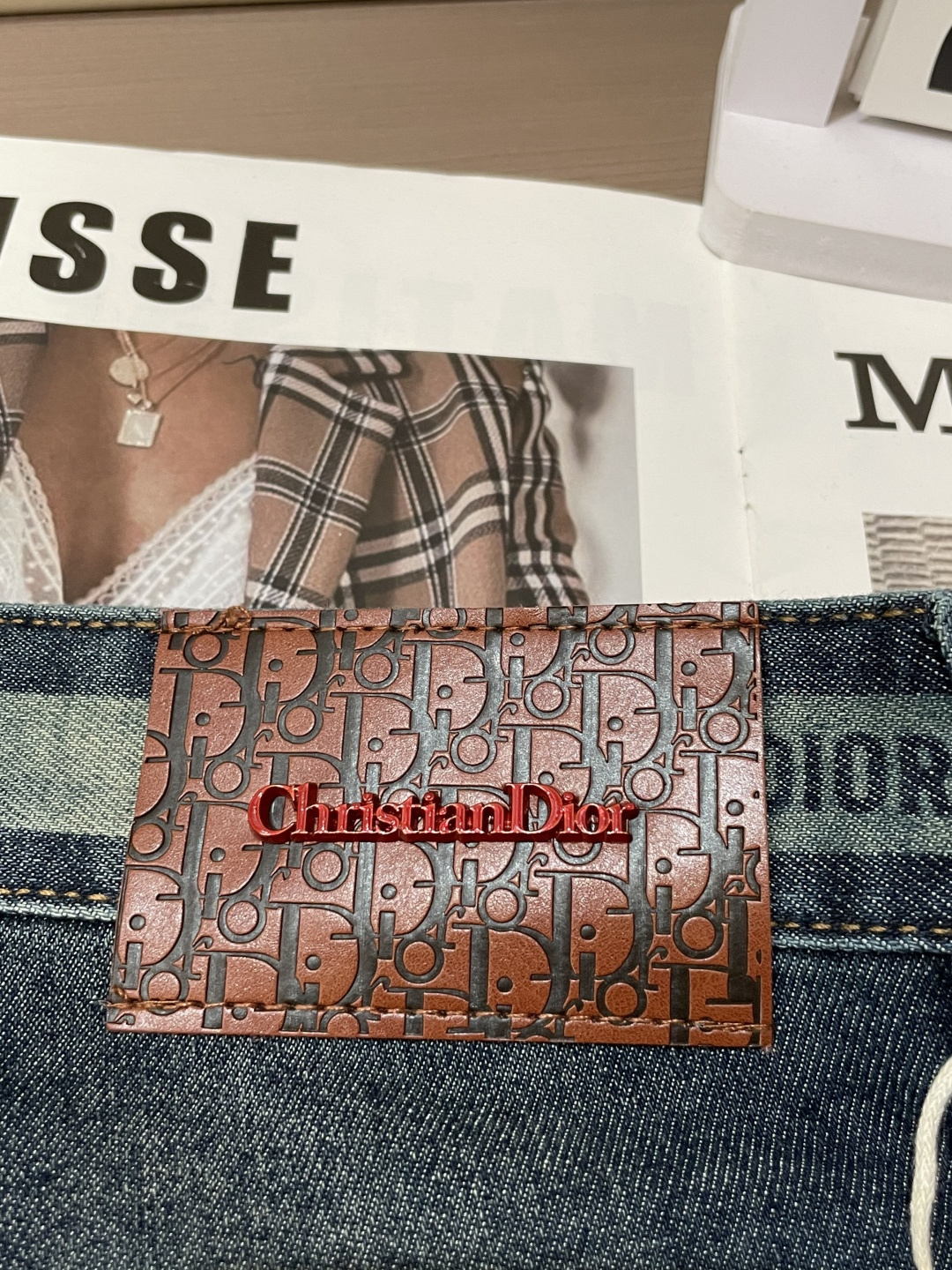 Dior专柜最新同款牛仔裤 面料版型做工绝绝子好穿不挑身材在搭配上没有太多的限制 随意简洁的衬托其他单品