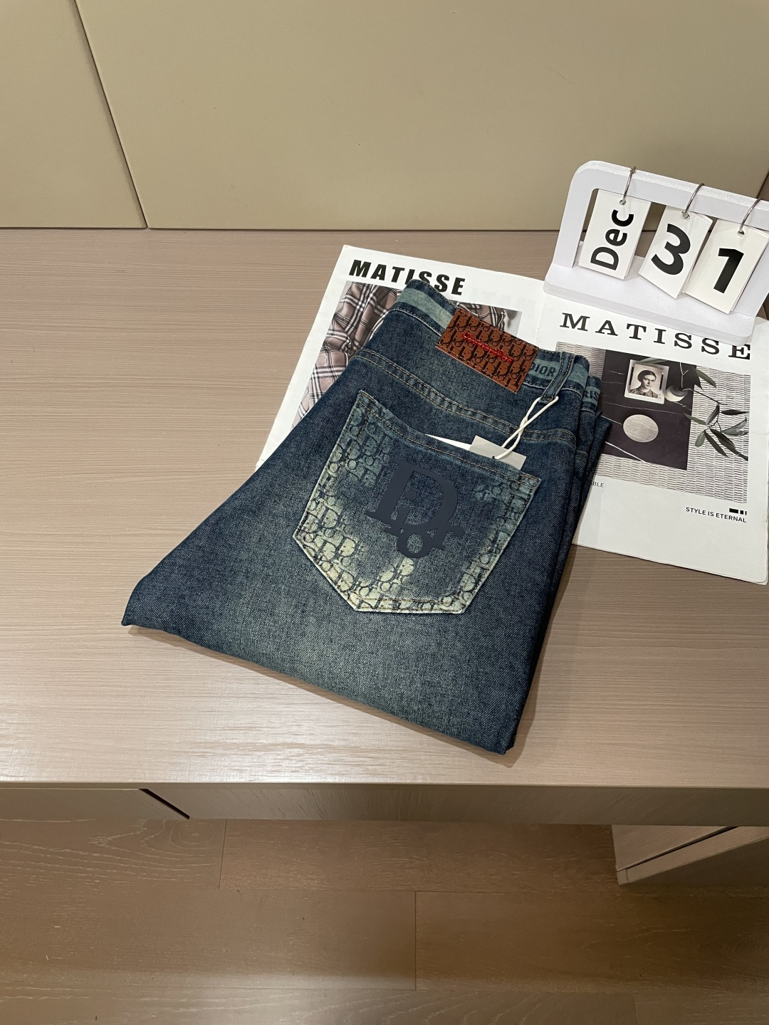 Dior专柜最新同款牛仔裤 面料版型做工绝绝子好穿不挑身材在搭配上没有太多的限制 随意简洁的衬托其他单品