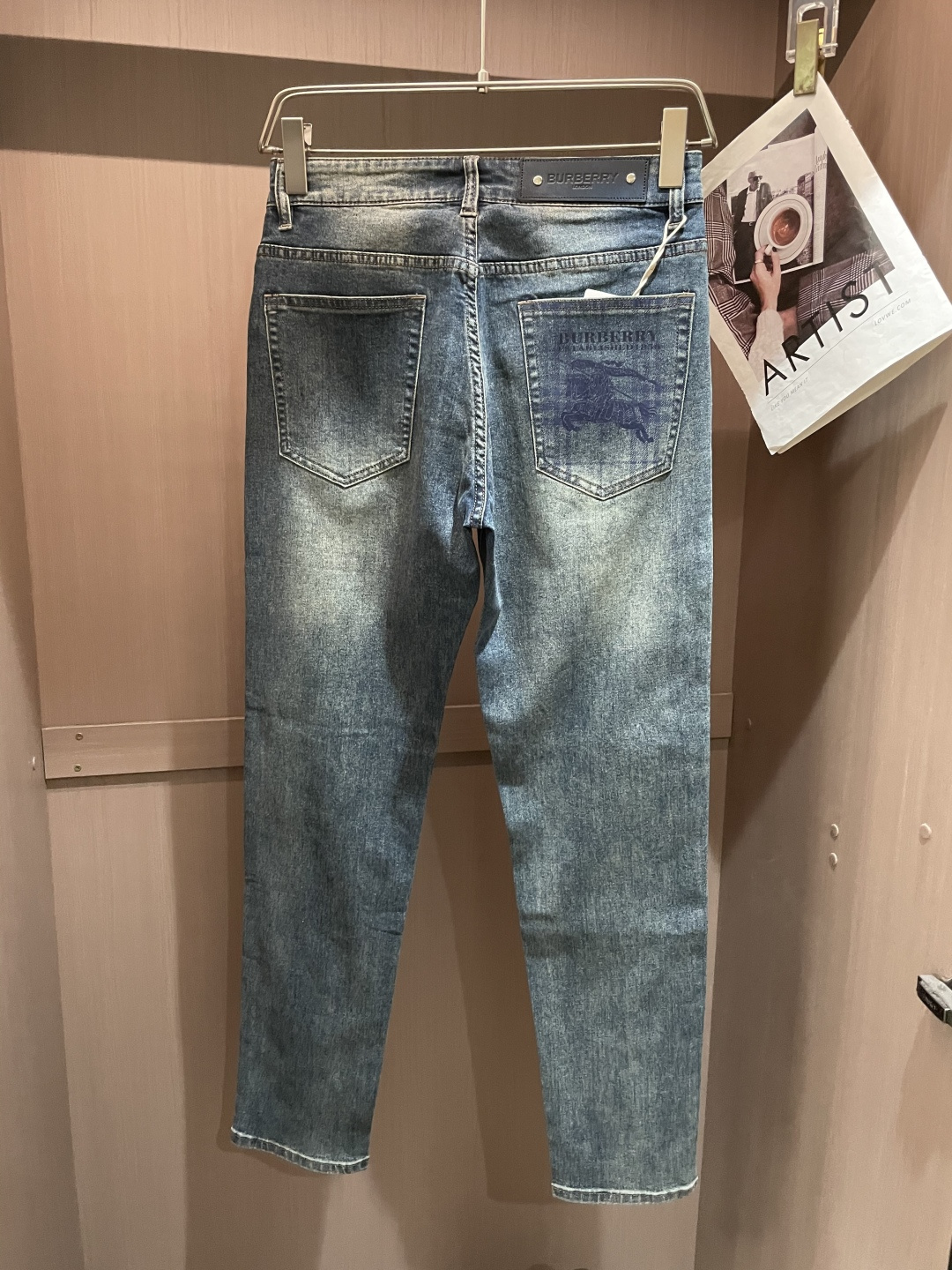 BUR 专柜最新同款牛仔裤 面料版型做工绝绝子好穿不挑身材在搭配上没有太多的限制 随意简洁的衬托其他单品