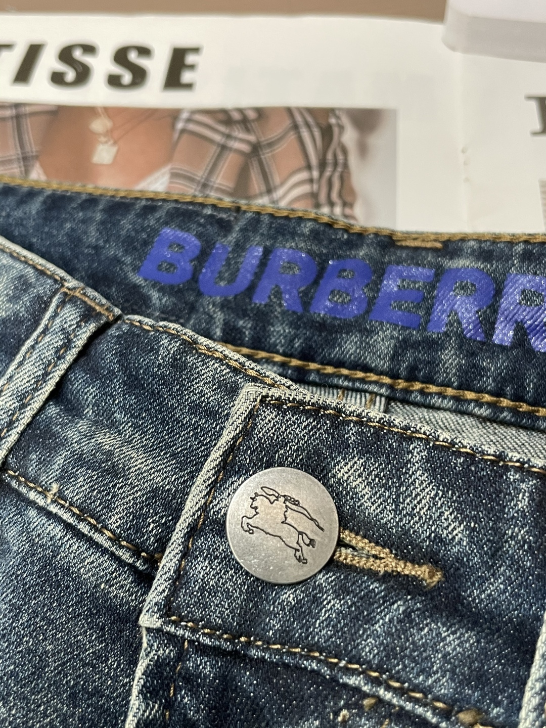 BUR 专柜最新同款牛仔裤 面料版型做工绝绝子好穿不挑身材在搭配上没有太多的限制 随意简洁的衬托其他单品