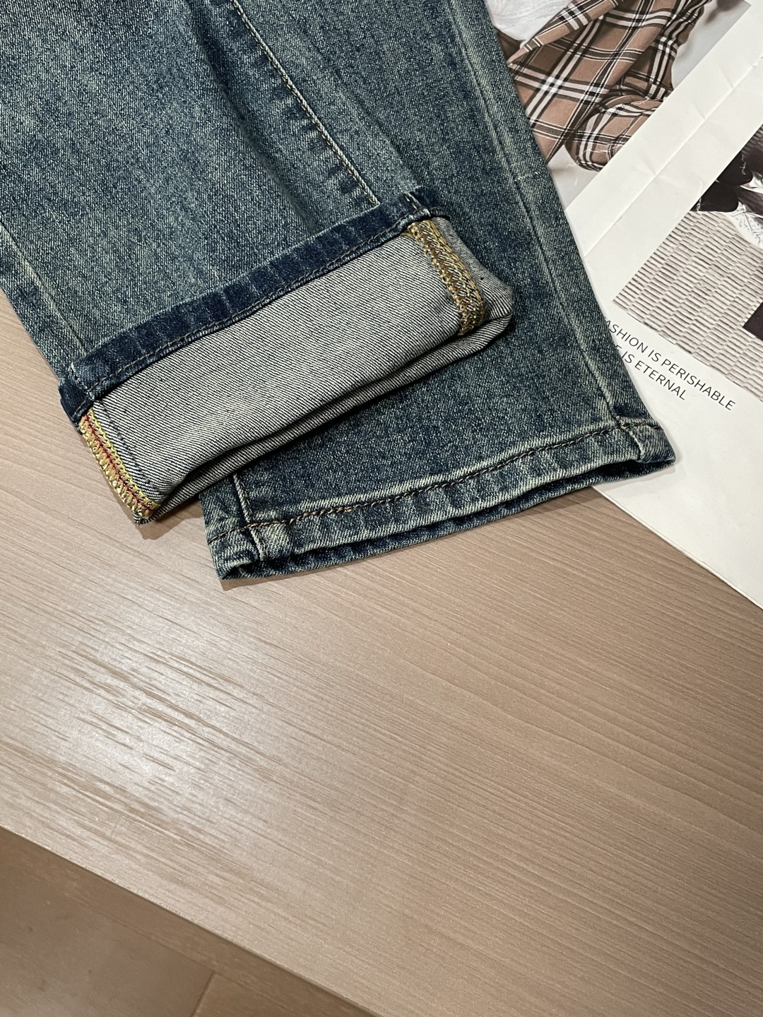 BUR 专柜最新同款牛仔裤 面料版型做工绝绝子好穿不挑身材在搭配上没有太多的限制 随意简洁的衬托其他单品