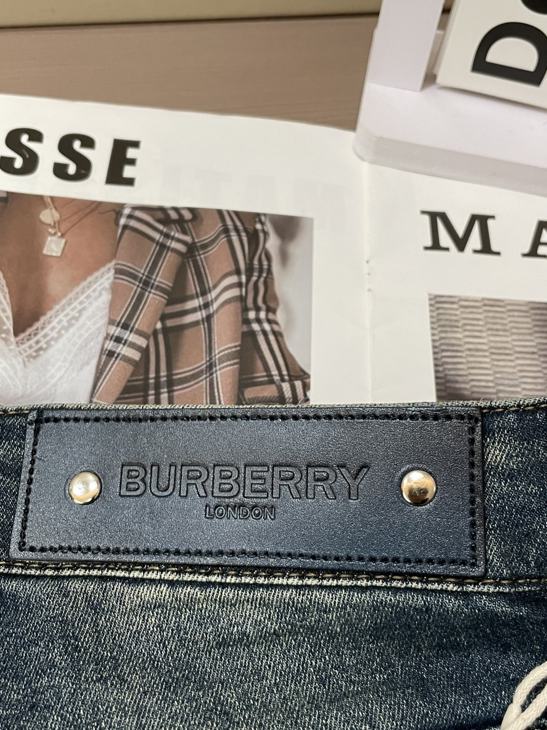 BUR 专柜最新同款牛仔裤 面料版型做工绝绝子好穿不挑身材在搭配上没有太多的限制 随意简洁的衬托其他单品