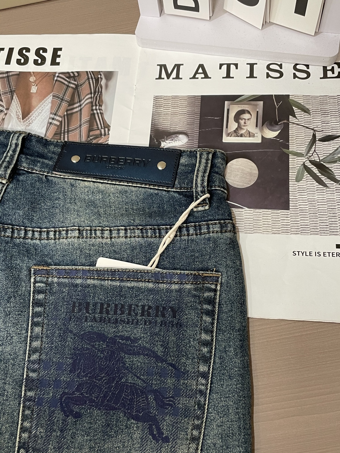 BUR 专柜最新同款牛仔裤 面料版型做工绝绝子好穿不挑身材在搭配上没有太多的限制 随意简洁的衬托其他单品