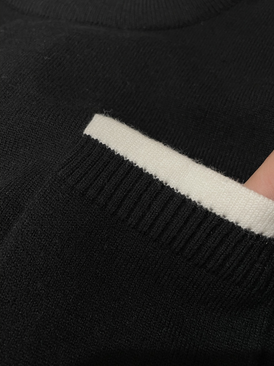 TB 重磅推荐！2025aw秋冬新款 专柜同步 时尚经典基础款针织衫 秋冬必备款 采用针织衫加厚毛衣，精