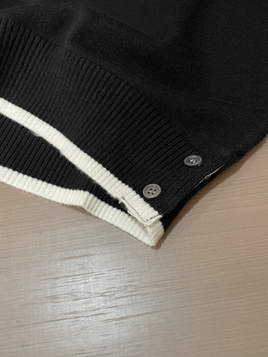 TB 重磅推荐！2025aw秋冬新款 专柜同步 时尚经典基础款针织衫 秋冬必备款 采用针织衫加厚毛衣，精