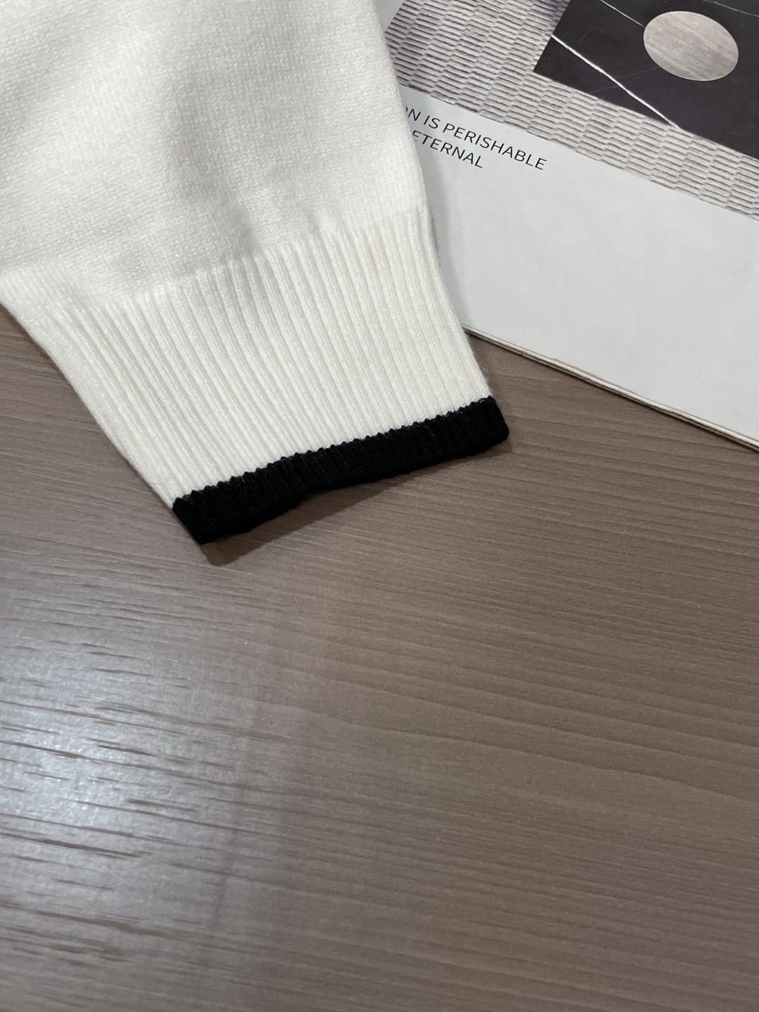 TB 重磅推荐！2025aw秋冬新款 专柜同步 时尚经典基础款针织衫 秋冬必备款 采用针织衫加厚毛衣，精