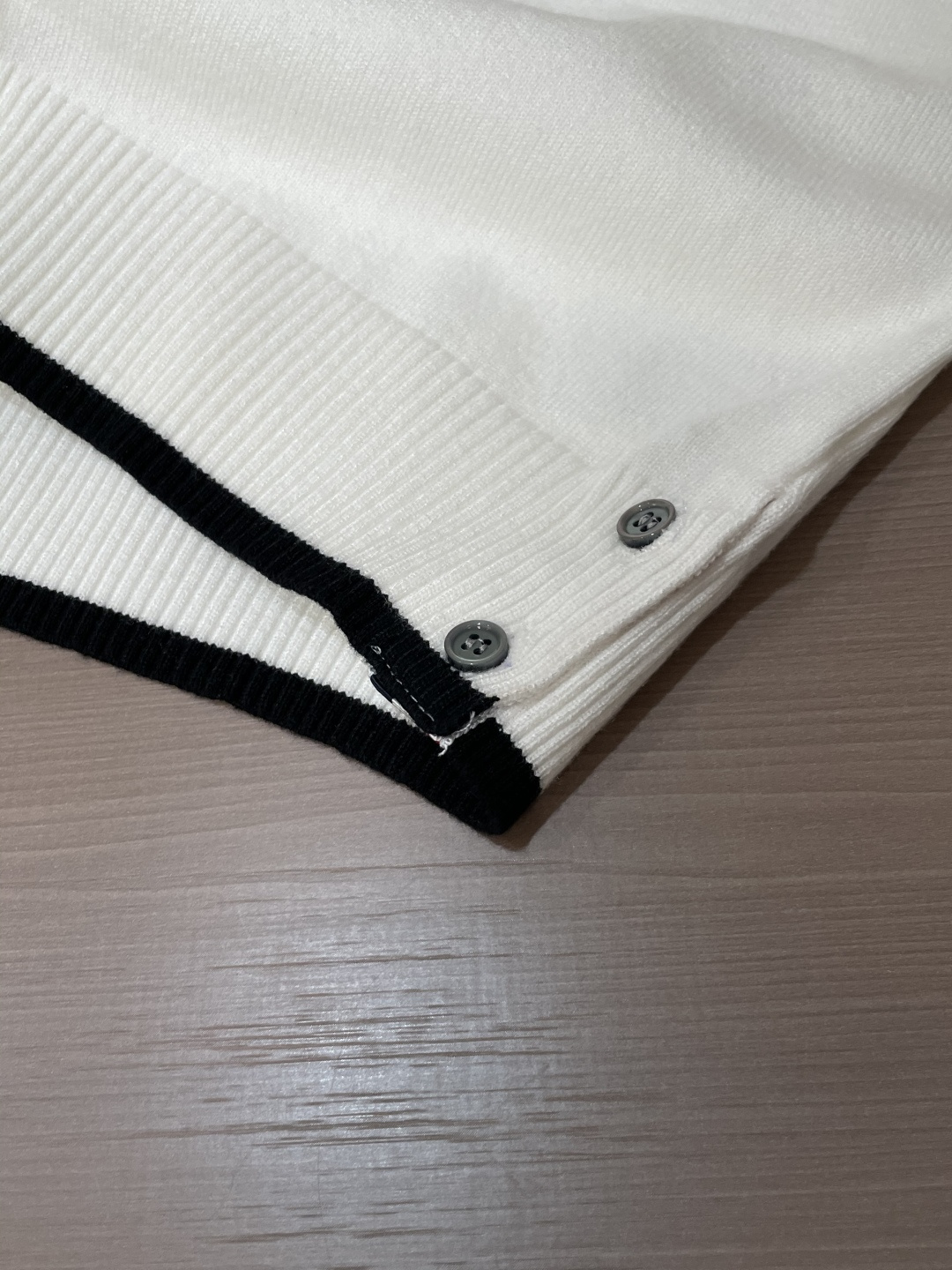 TB 重磅推荐！2025aw秋冬新款 专柜同步 时尚经典基础款针织衫 秋冬必备款 采用针织衫加厚毛衣，精