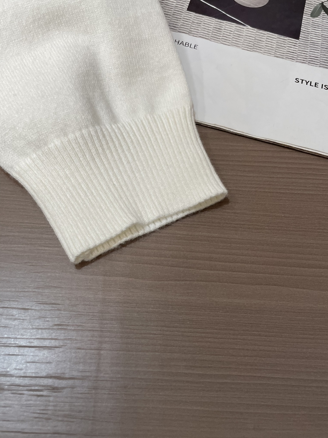 BUR 重磅推荐！2025aw秋冬新款 专柜同步 时尚经典基础款针织衫 秋冬必备款 采用针织衫加厚毛衣，