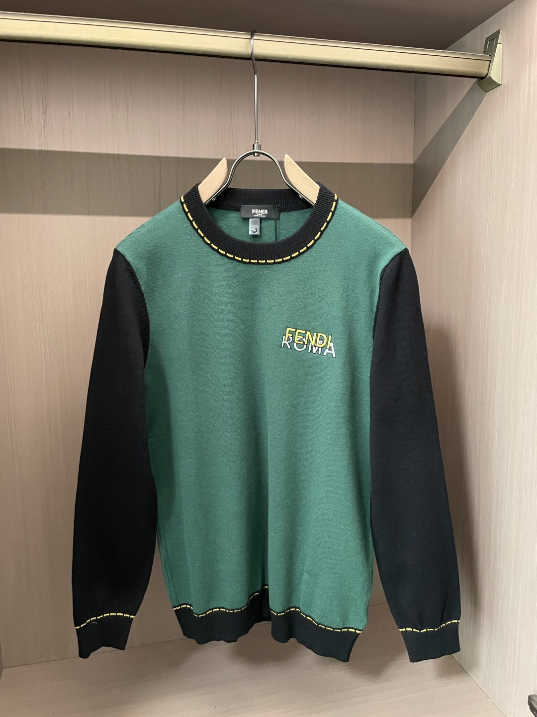 FD 重磅推荐！2025aw秋冬新款 专柜同步 时尚经典基础款针织衫 秋冬必备款 采用针织衫加厚毛衣，精