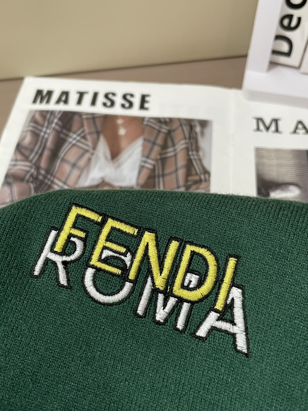 FD 重磅推荐！2025aw秋冬新款 专柜同步 时尚经典基础款针织衫 秋冬必备款 采用针织衫加厚毛衣，精