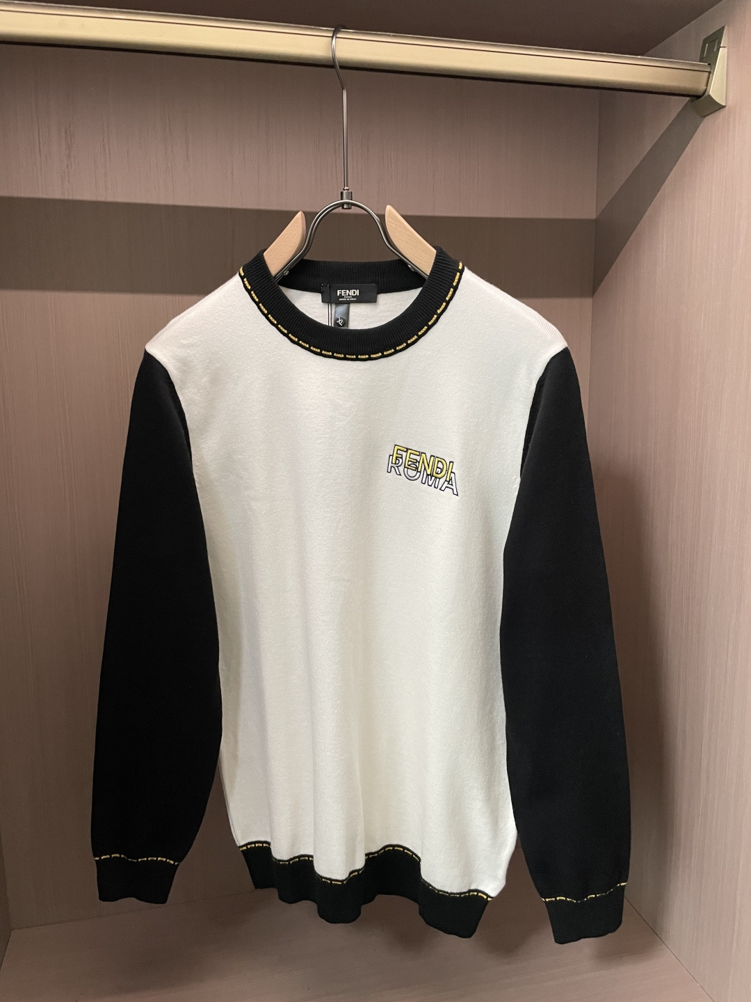 FD 重磅推荐！2025aw秋冬新款 专柜同步 时尚经典基础款针织衫 秋冬必备款 采用针织衫加厚毛衣，精