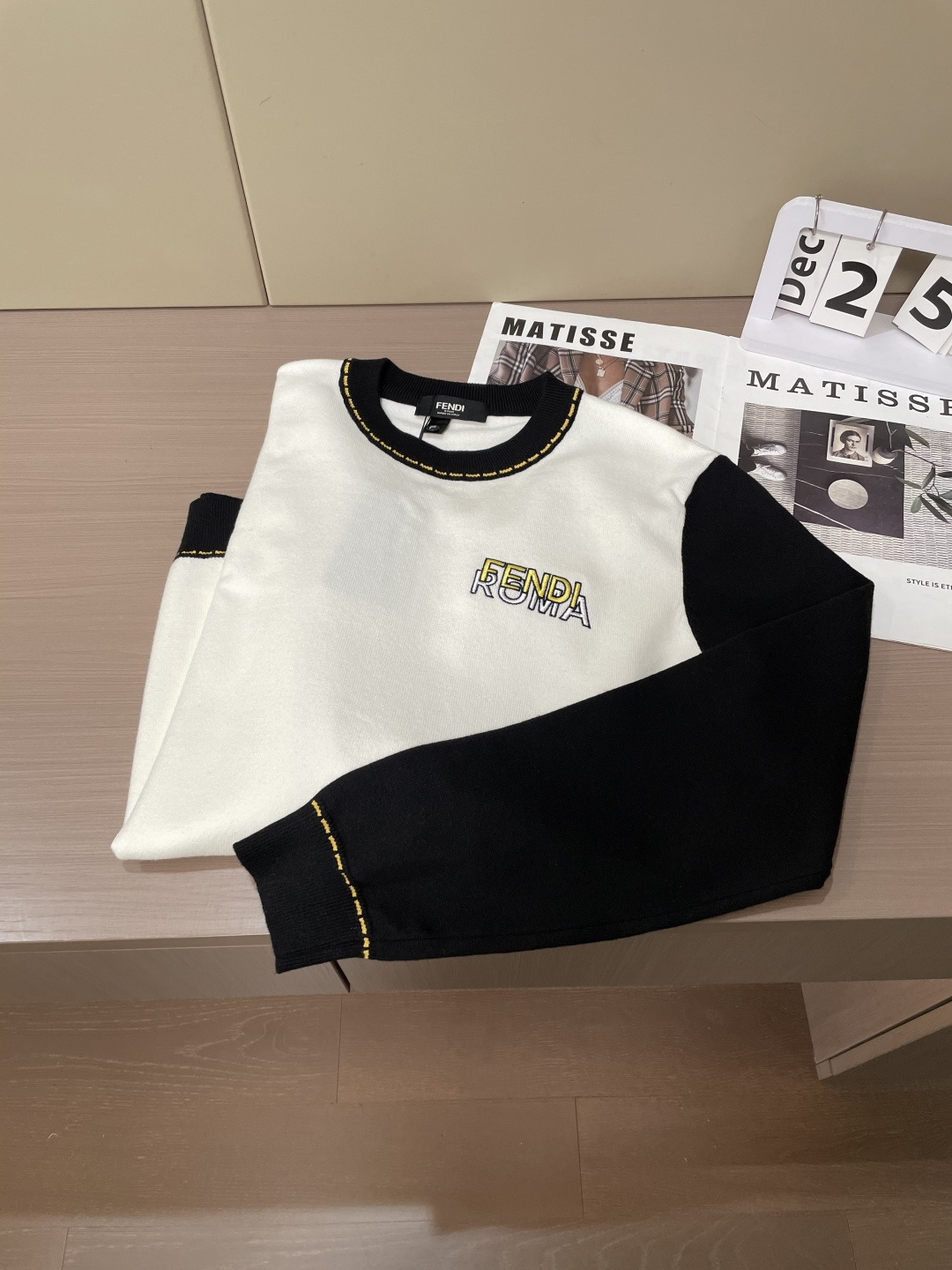 FD 重磅推荐！2025aw秋冬新款 专柜同步 时尚经典基础款针织衫 秋冬必备款 采用针织衫加厚毛衣，精