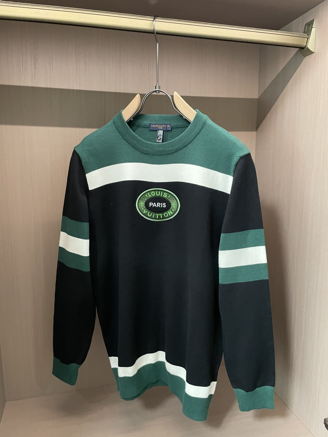 Lv 重磅推荐！2025aw秋冬新款 专柜同步 时尚经典基础款针织衫 秋冬必备款 采用针织衫加厚毛衣，精