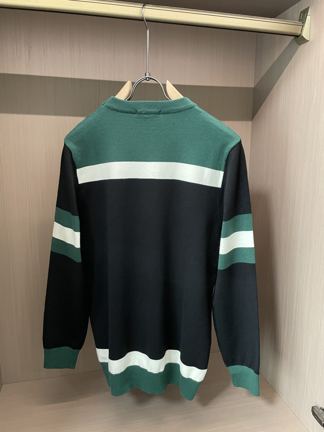 Lv 重磅推荐！2025aw秋冬新款 专柜同步 时尚经典基础款针织衫 秋冬必备款 采用针织衫加厚毛衣，精