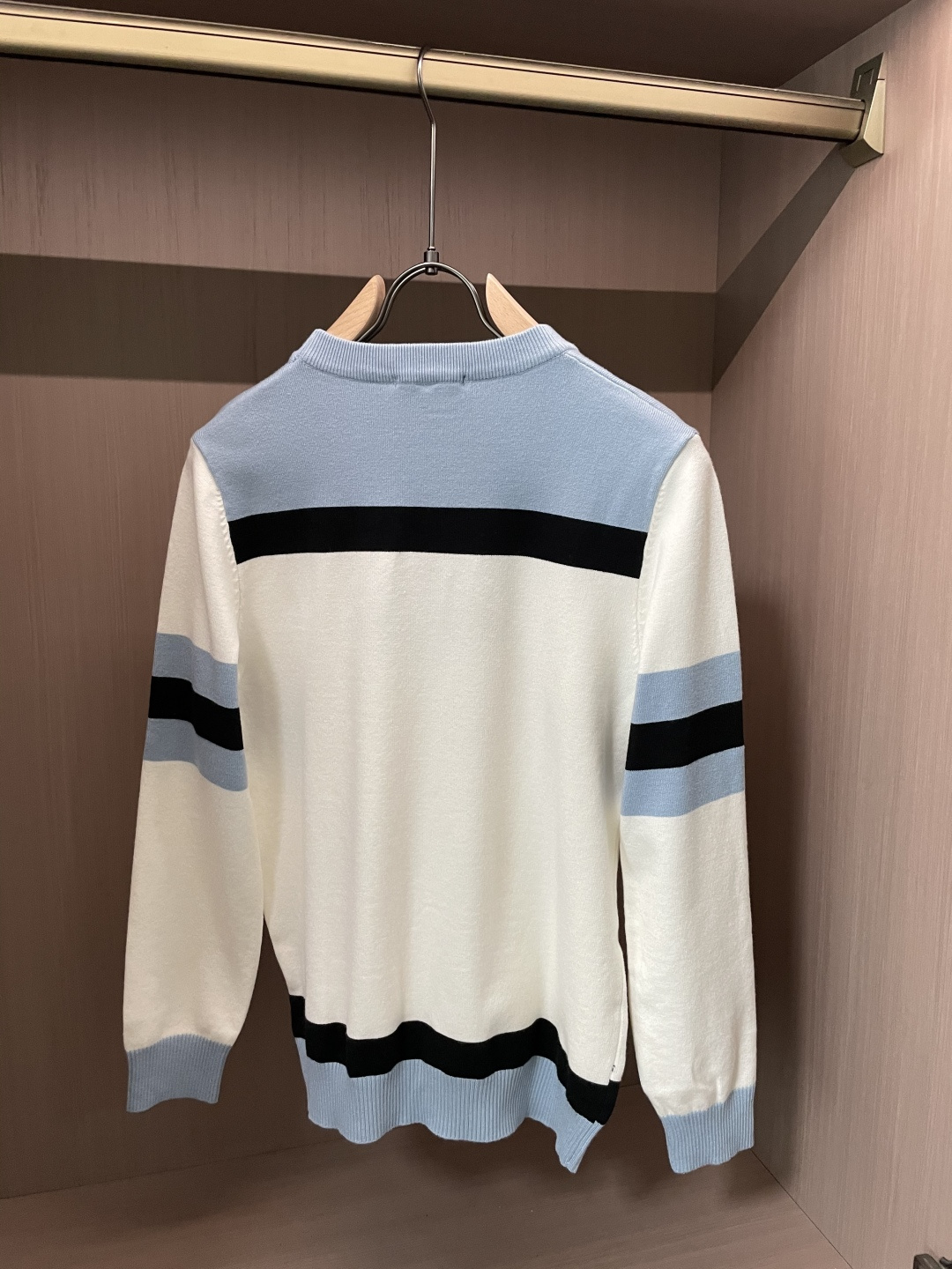 Lv 重磅推荐！2025aw秋冬新款 专柜同步 时尚经典基础款针织衫 秋冬必备款 采用针织衫加厚毛衣，精