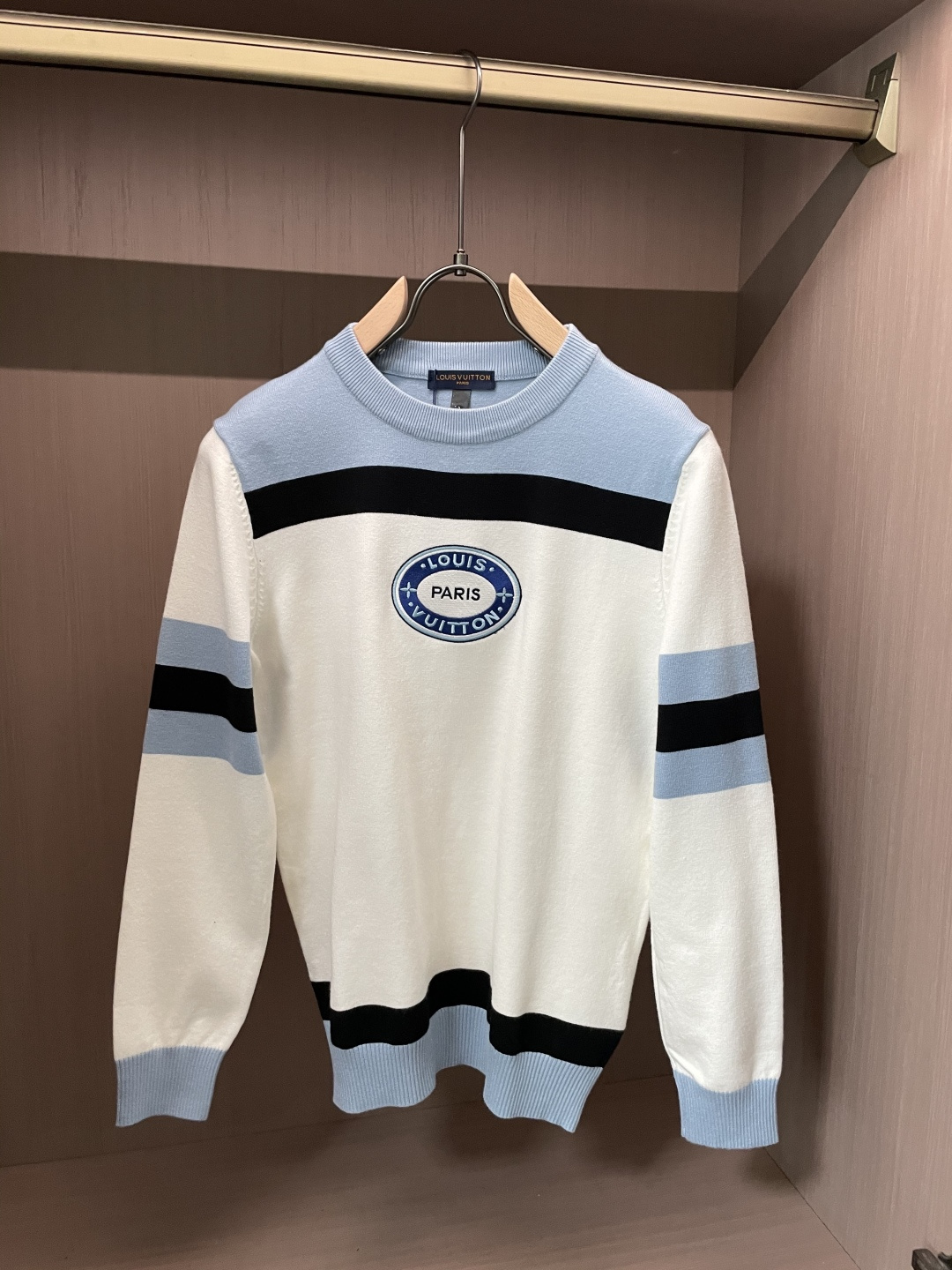 Lv 重磅推荐！2025aw秋冬新款 专柜同步 时尚经典基础款针织衫 秋冬必备款 采用针织衫加厚毛衣，精