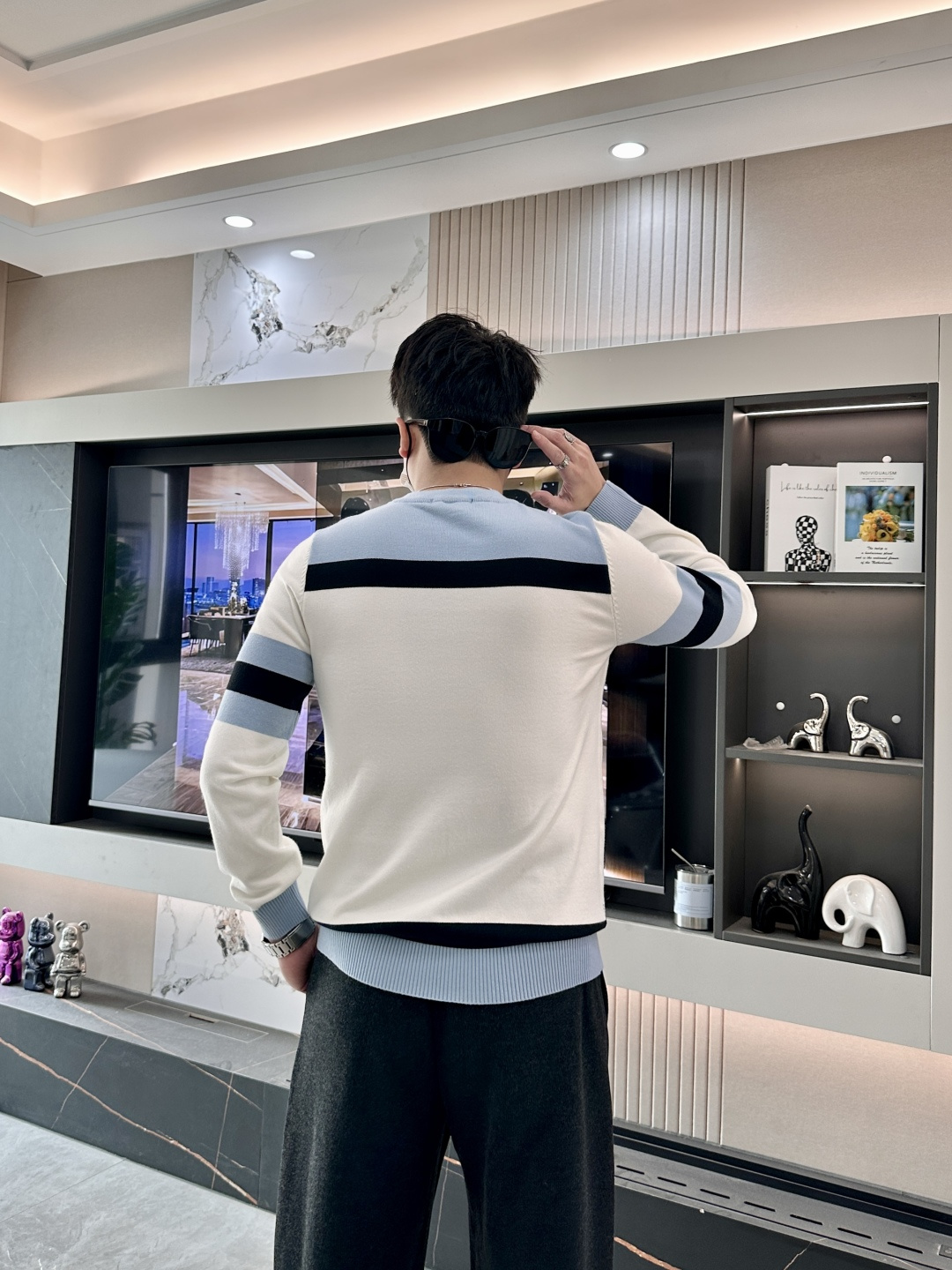 Lv 重磅推荐！2025aw秋冬新款 专柜同步 时尚经典基础款针织衫 秋冬必备款 采用针织衫加厚毛衣，精