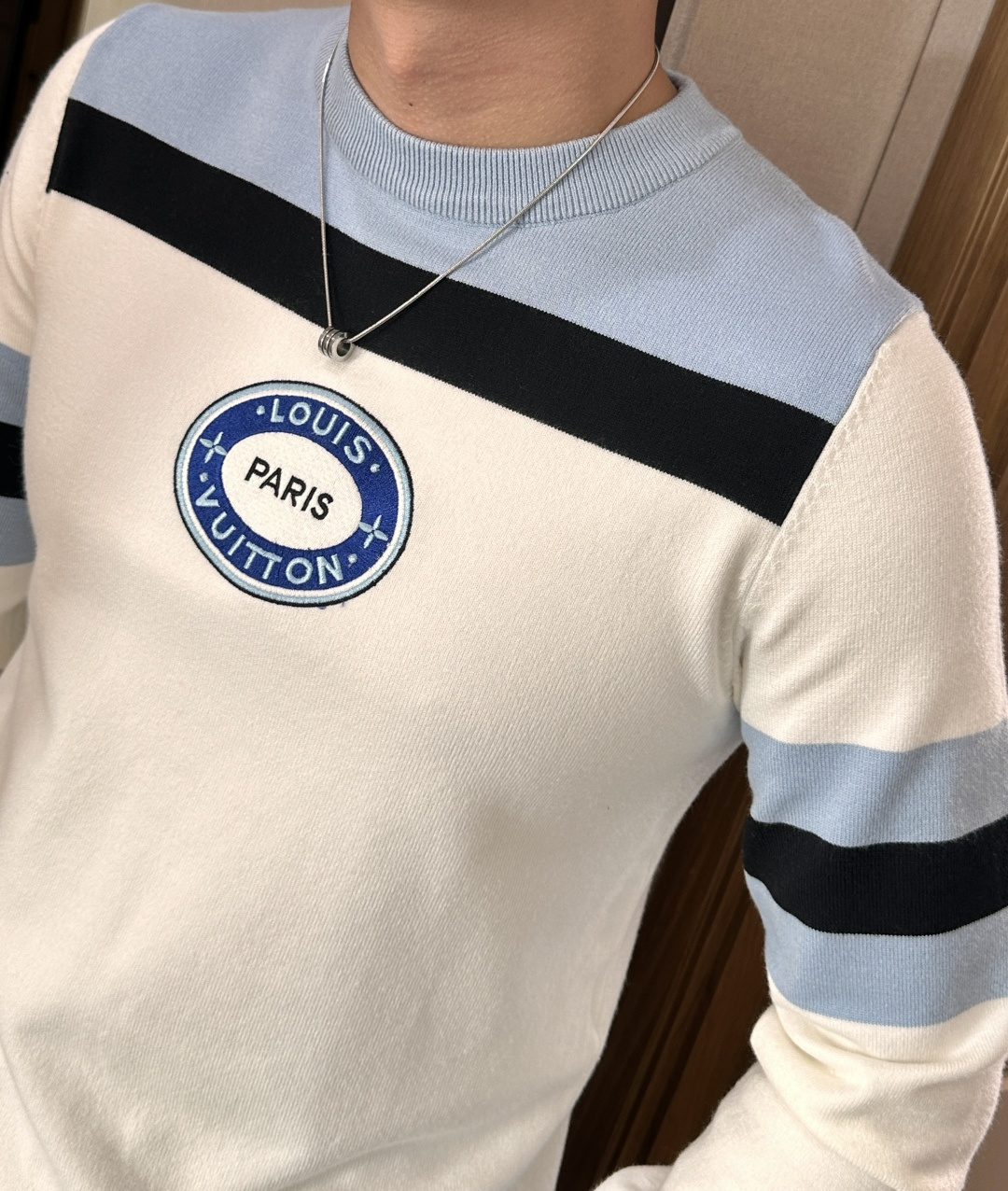 Lv 重磅推荐！2025aw秋冬新款 专柜同步 时尚经典基础款针织衫 秋冬必备款 采用针织衫加厚毛衣，精