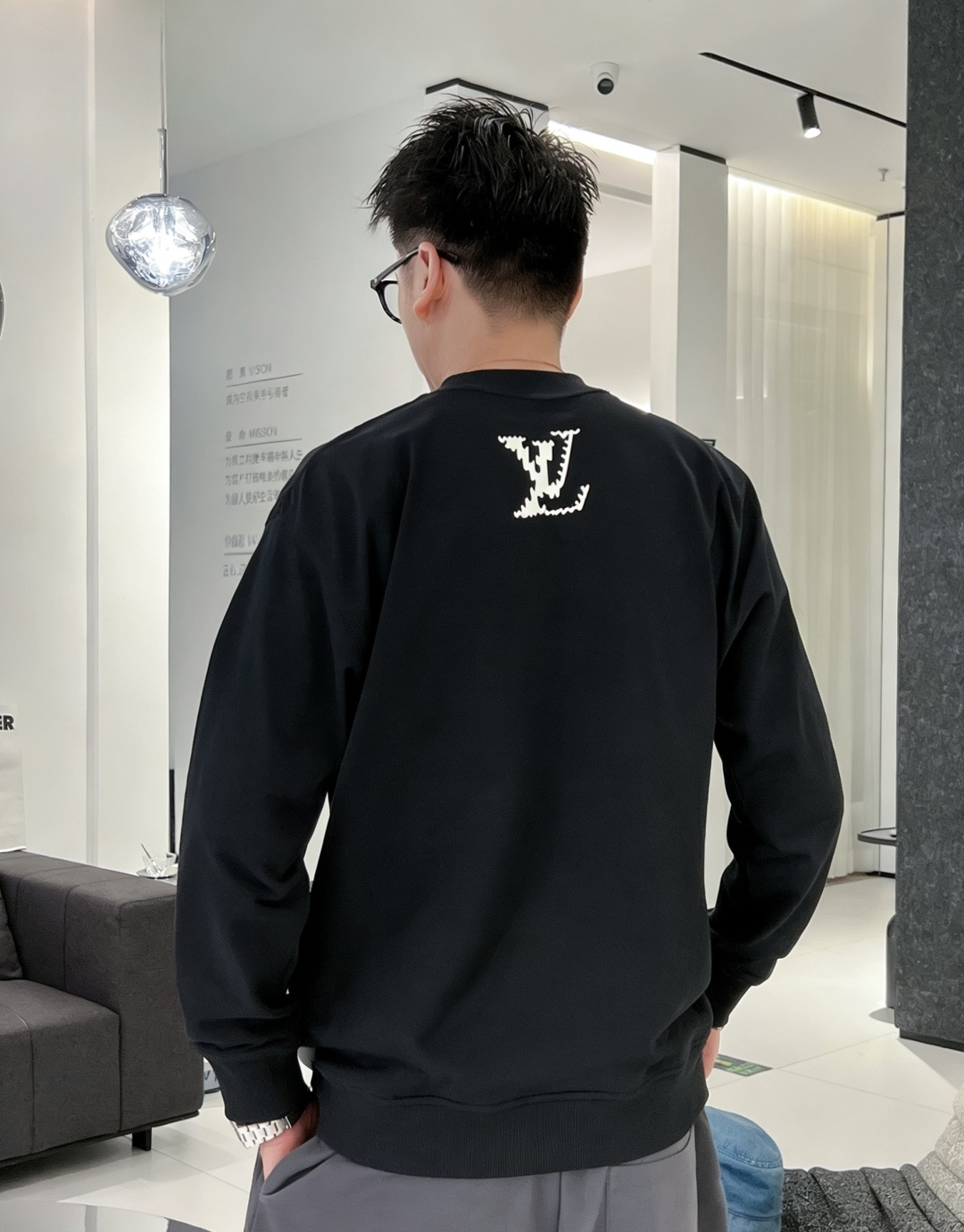 LV/2025秋冬新品 定制顶级卫衣棉，面料特别有质感，冬季必备单品，保暖性好。男女通穿，细节到位，版型