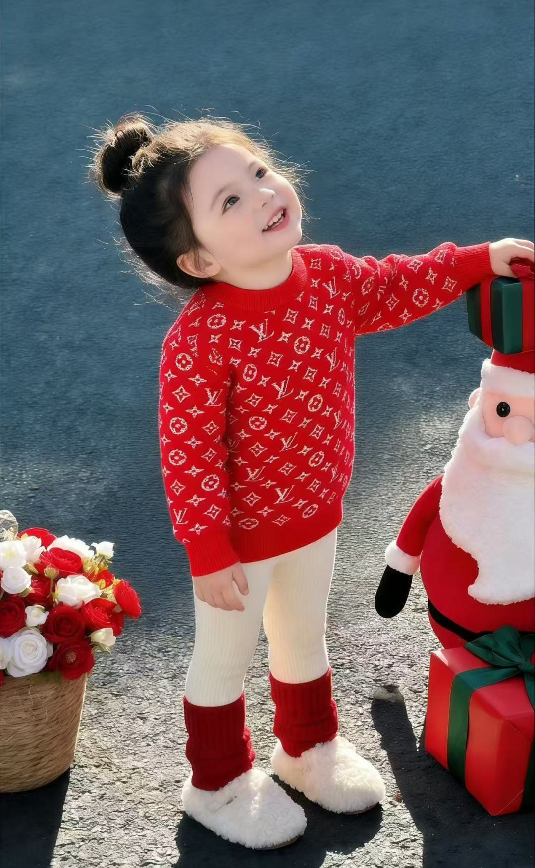LV新年限定童装毛衣｜萌趣红运上身新年萌娃的奢感仪式感，这件LV红纹毛衣直接拉满🔴经典老花提花错落铺陈在