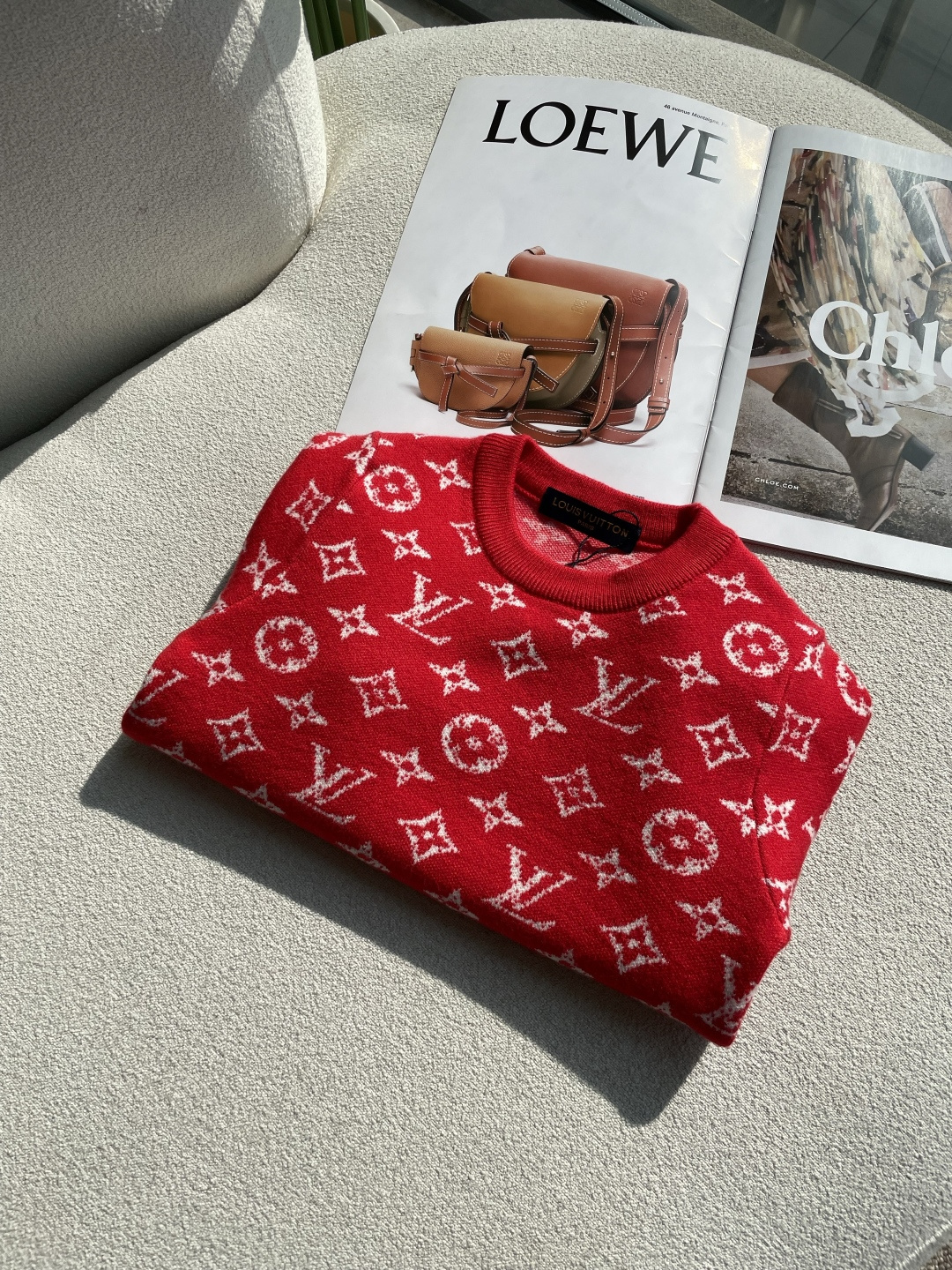 LV新年限定童装毛衣｜萌趣红运上身新年萌娃的奢感仪式感，这件LV红纹毛衣直接拉满🔴经典老花提花错落铺陈在