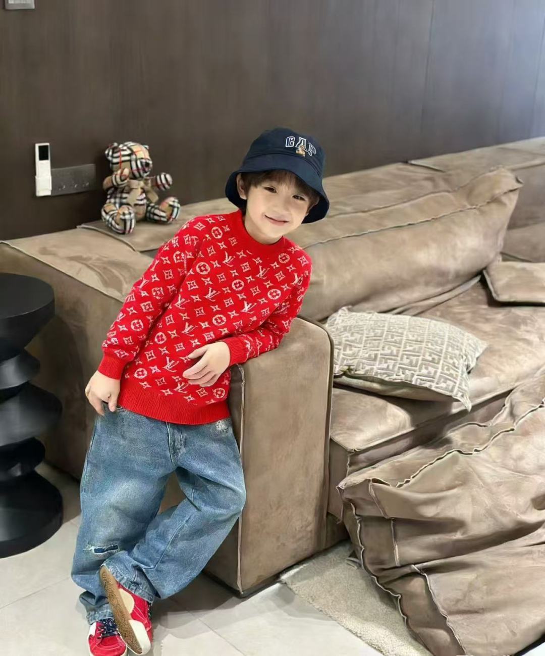 LV新年限定童装毛衣｜萌趣红运上身新年萌娃的奢感仪式感，这件LV红纹毛衣直接拉满🔴经典老花提花错落铺陈在