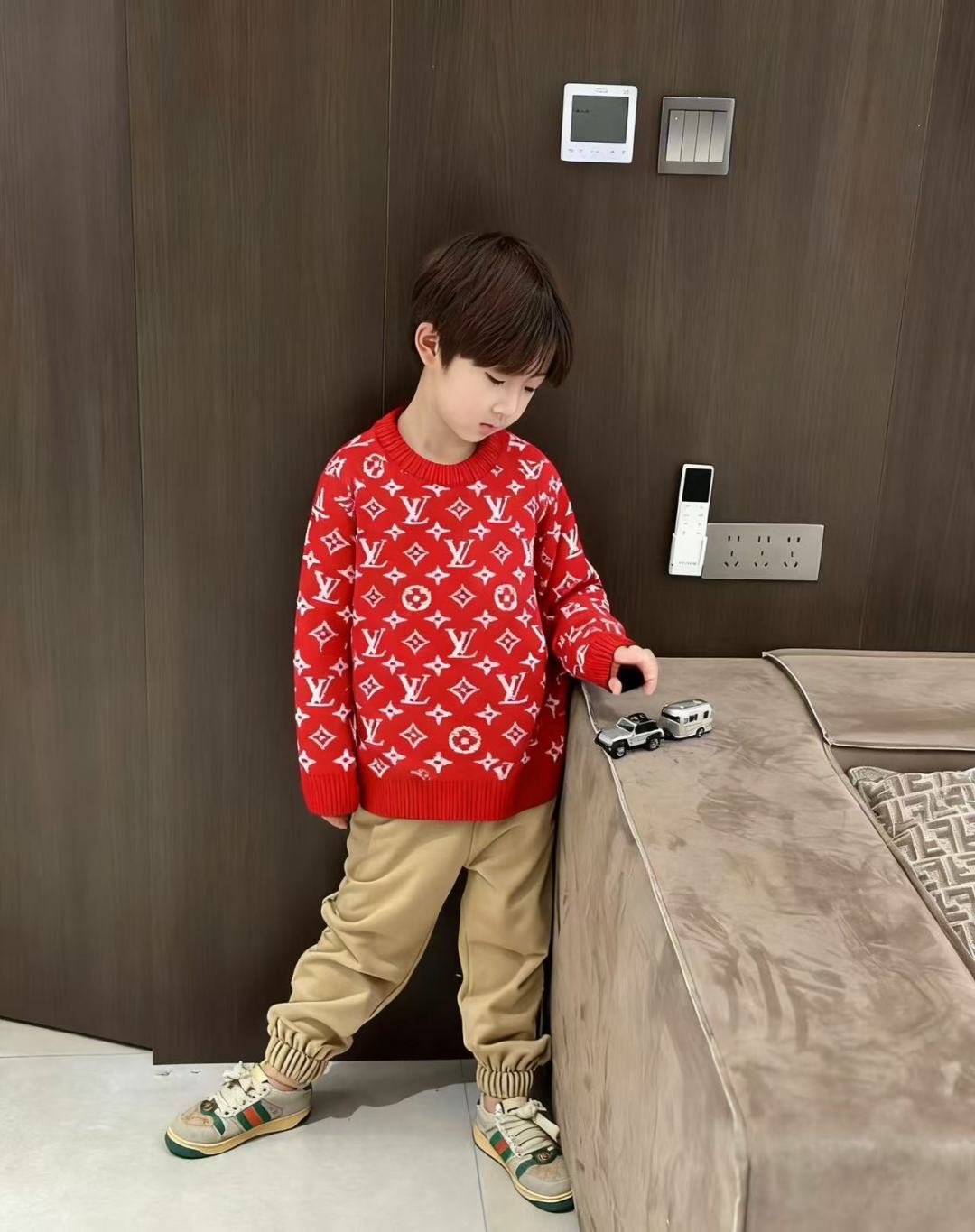 LV新年限定童装毛衣｜萌趣红运上身新年萌娃的奢感仪式感，这件LV红纹毛衣直接拉满🔴经典老花提花错落铺陈在