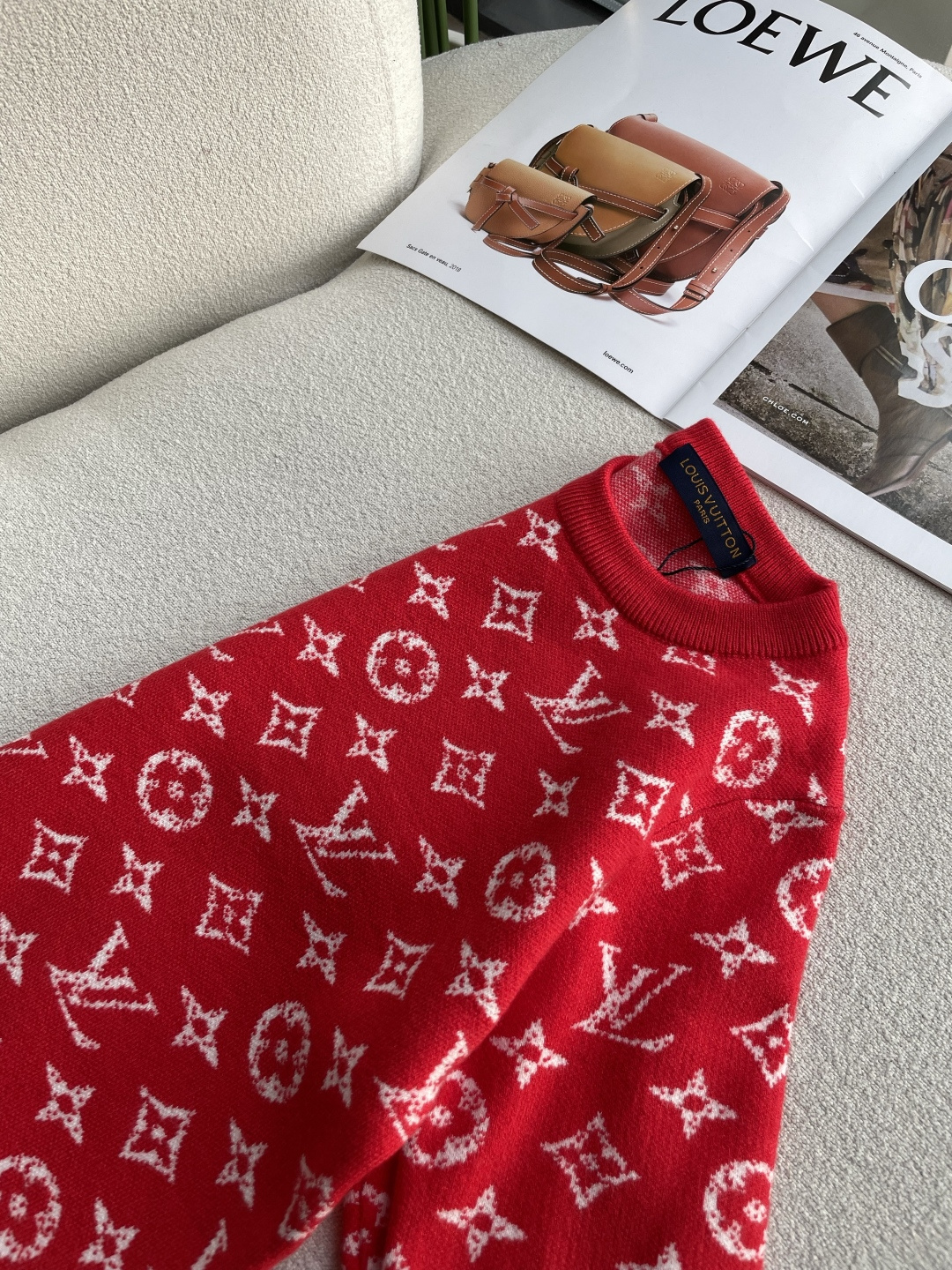 LV新年限定童装毛衣｜萌趣红运上身新年萌娃的奢感仪式感，这件LV红纹毛衣直接拉满🔴经典老花提花错落铺陈在