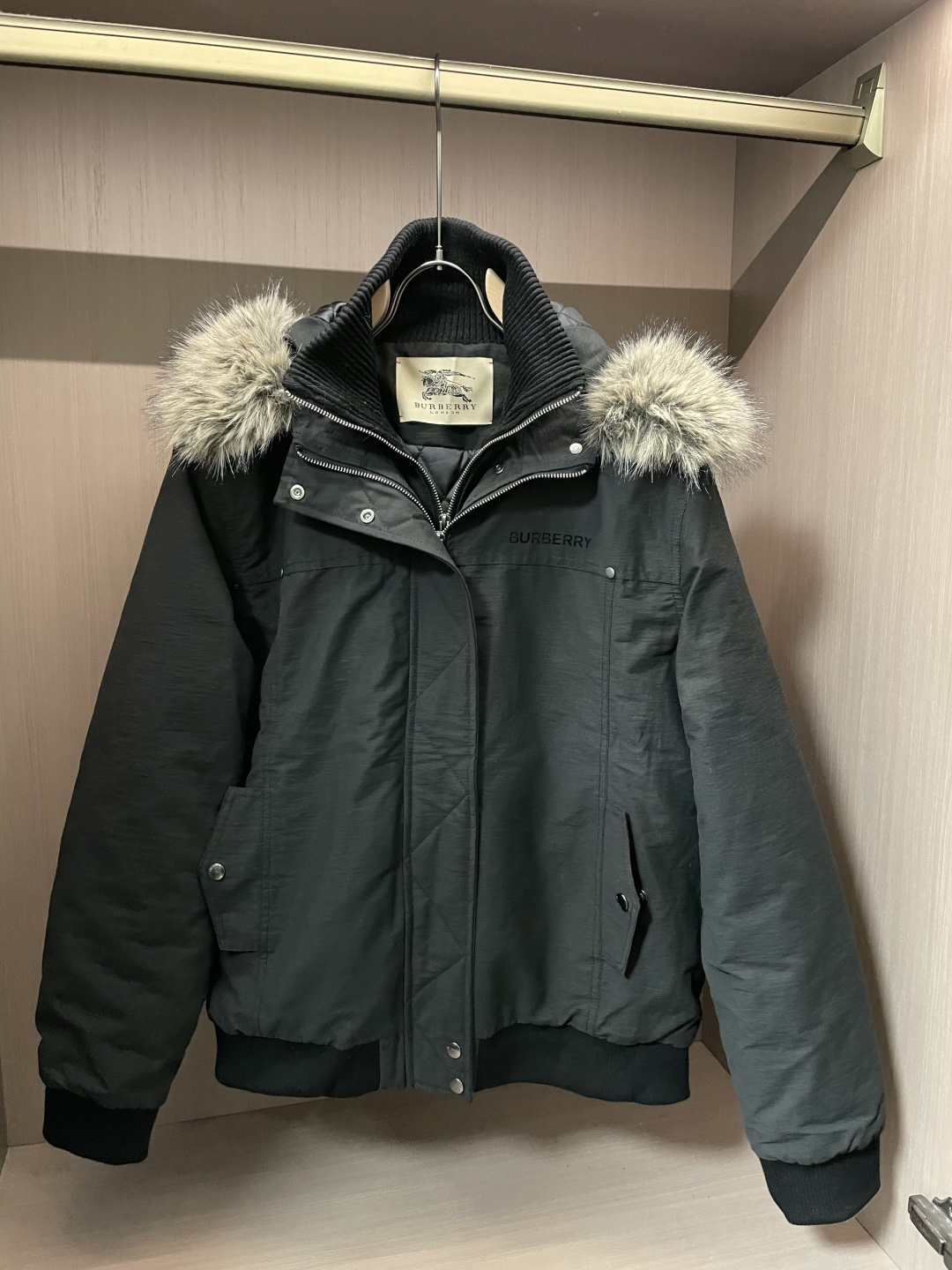 Burberry博柏利秋冬爆款工装风派克棉服 男短款可拆卸毛领抗风保暖外套✨ 高密三防机能面料外层搭配优