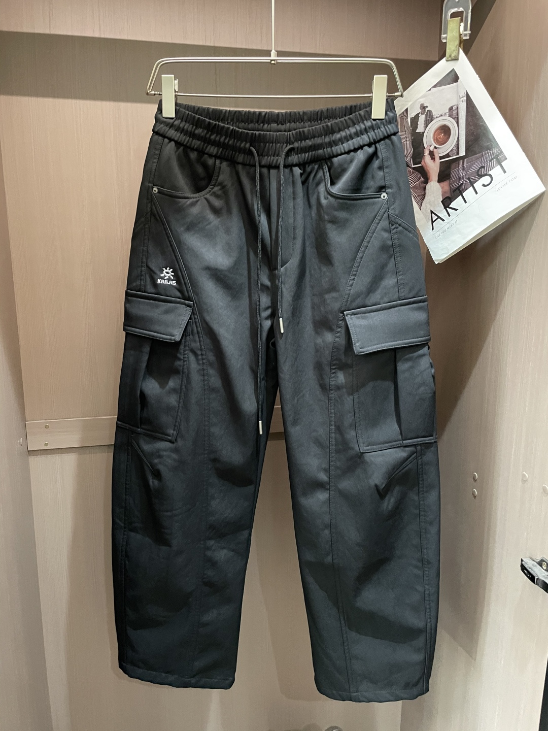 凯乐石2025秋冬最新系列男士加厚休闲裤！内里加绒，非常保暖，北方的宝子们赶紧备上！采用客供弹力柔棉材质