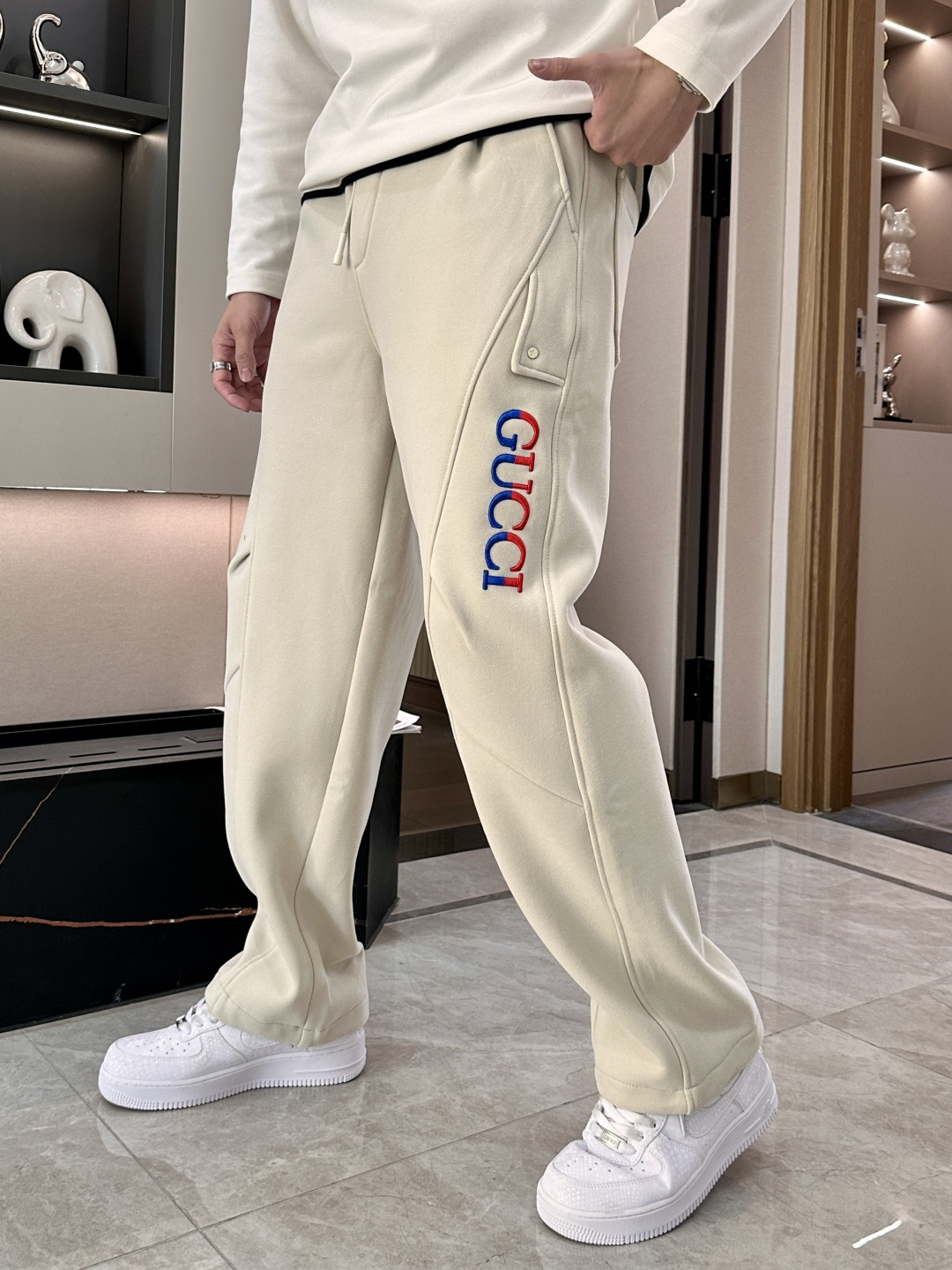 Gucc 2025秋冬最新系列男士加厚休闲裤！内里加绒，非常保暖，北方的宝子们赶紧备上！采用客供弹力柔棉