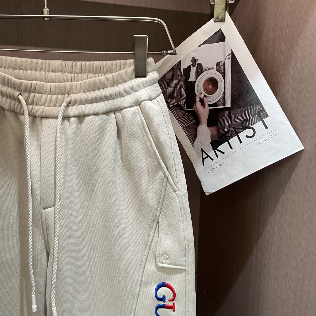 Gucc 2025秋冬最新系列男士加厚休闲裤！内里加绒，非常保暖，北方的宝子们赶紧备上！采用客供弹力柔棉