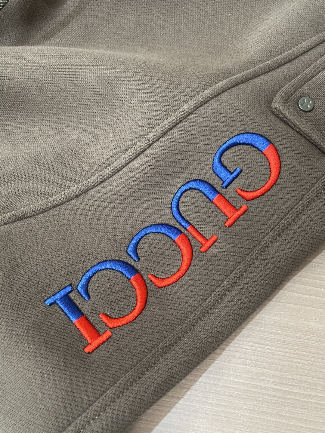 Gucc 2025秋冬最新系列男士加厚休闲裤！内里加绒，非常保暖，北方的宝子们赶紧备上！采用客供弹力柔棉