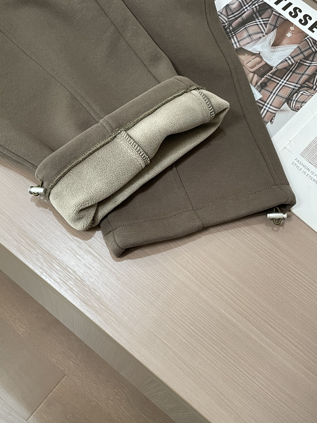 Gucc 2025秋冬最新系列男士加厚休闲裤！内里加绒，非常保暖，北方的宝子们赶紧备上！采用客供弹力柔棉