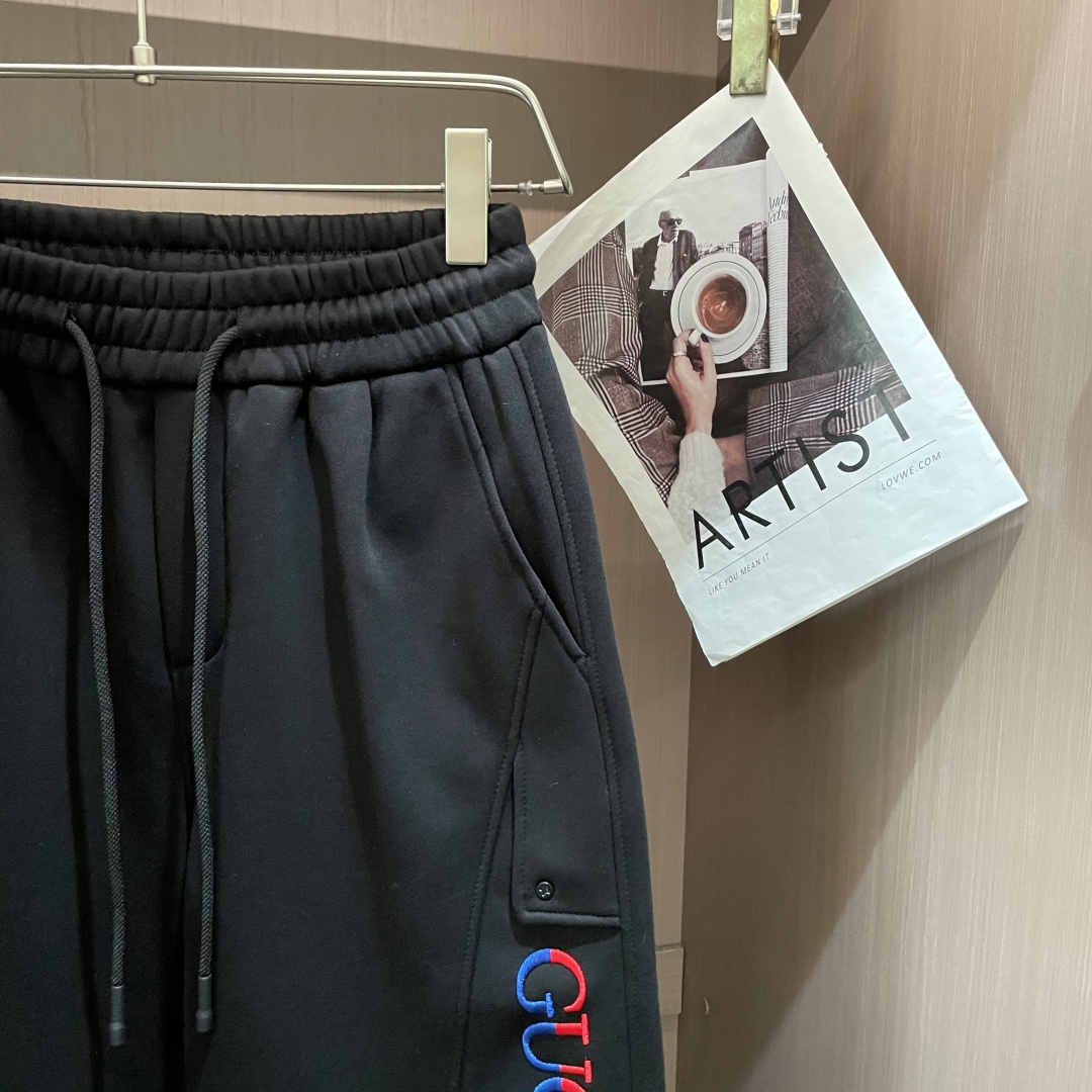 Gucc 2025秋冬最新系列男士加厚休闲裤！内里加绒，非常保暖，北方的宝子们赶紧备上！采用客供弹力柔棉