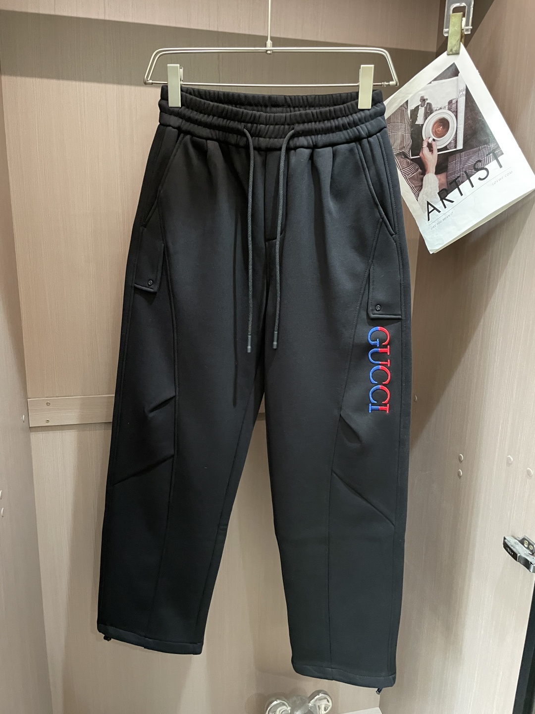 Gucc 2025秋冬最新系列男士加厚休闲裤！内里加绒，非常保暖，北方的宝子们赶紧备上！采用客供弹力柔棉