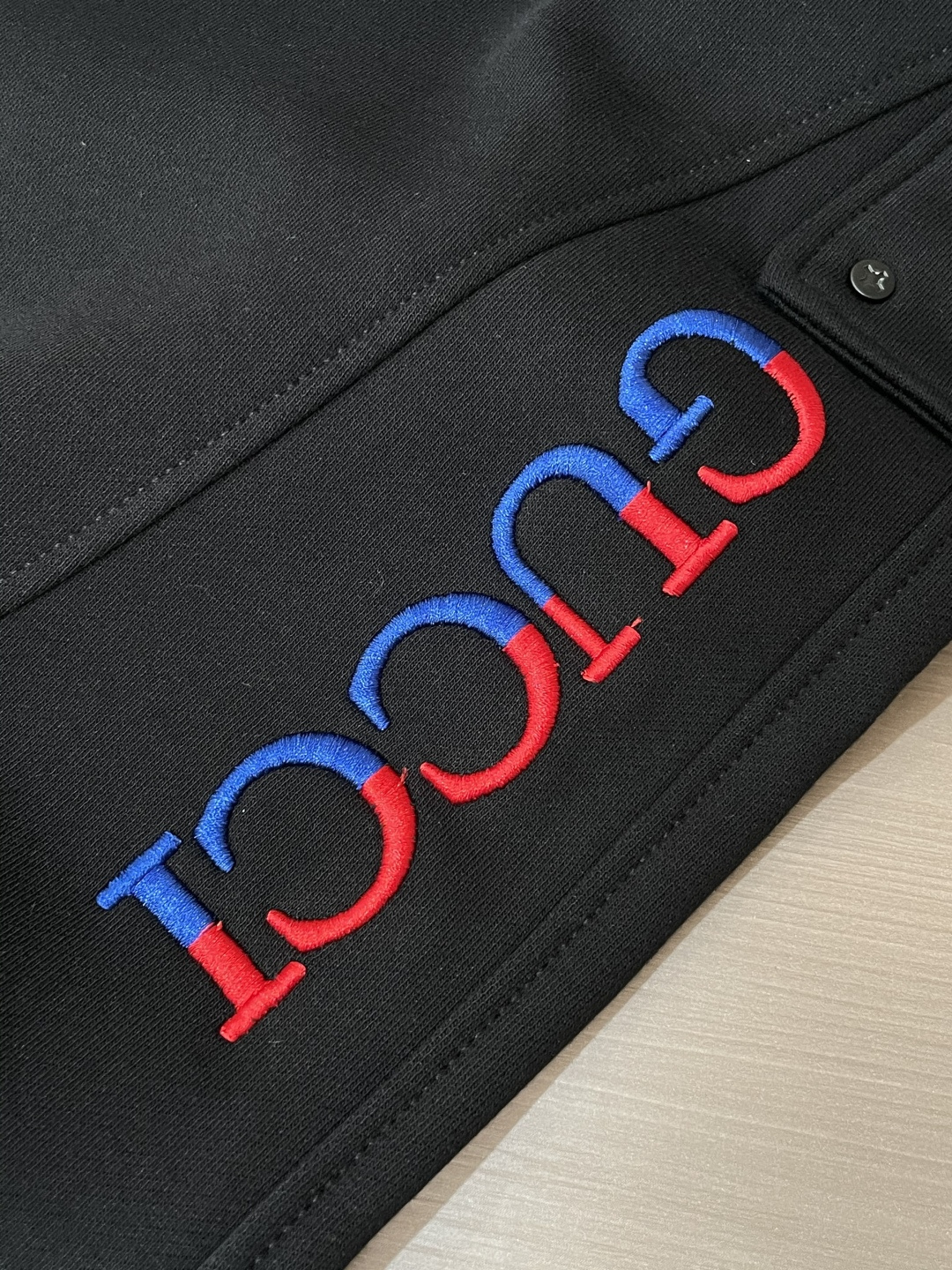 Gucc 2025秋冬最新系列男士加厚休闲裤！内里加绒，非常保暖，北方的宝子们赶紧备上！采用客供弹力柔棉