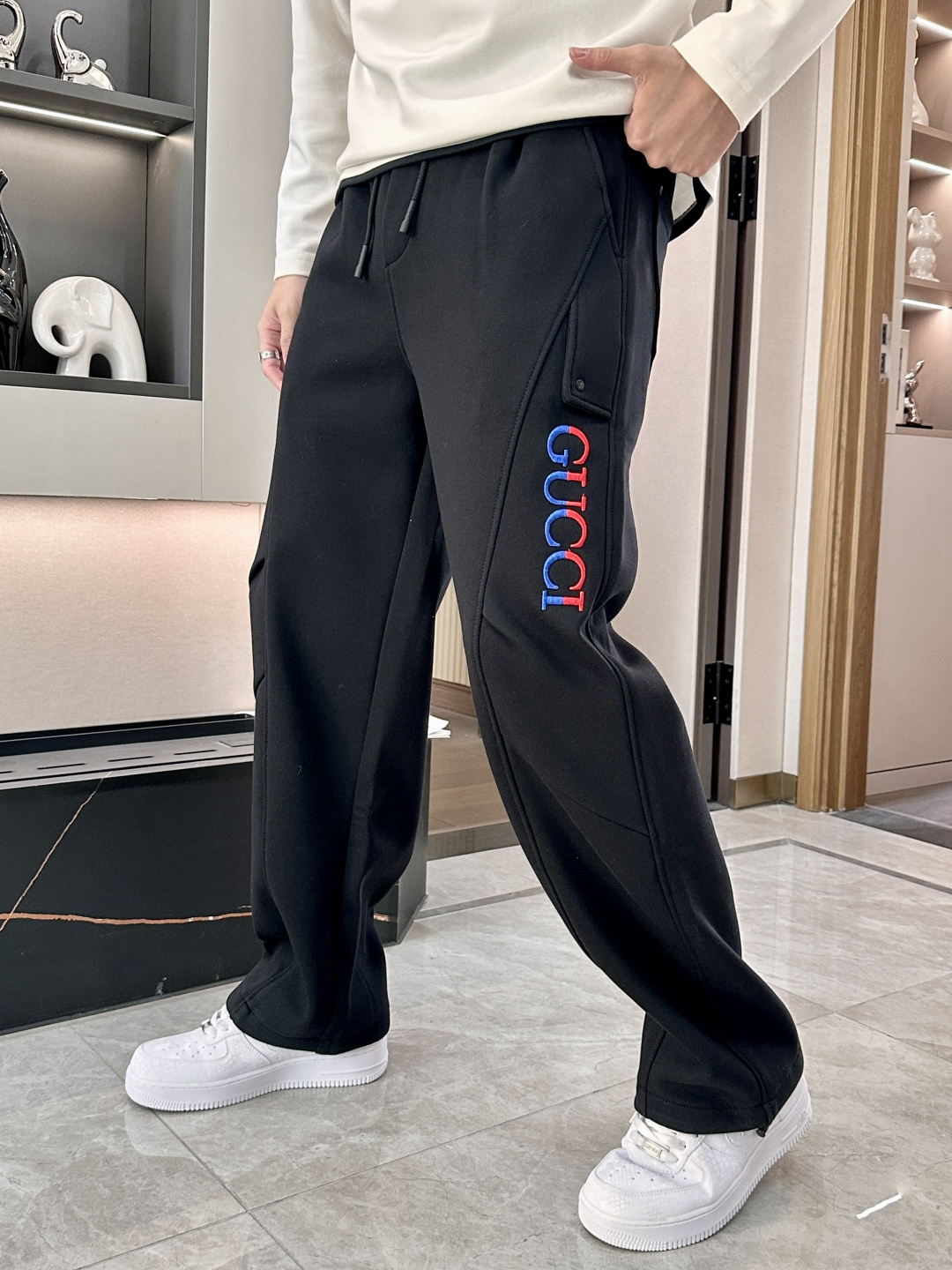 Gucc 2025秋冬最新系列男士加厚休闲裤！内里加绒，非常保暖，北方的宝子们赶紧备上！采用客供弹力柔棉