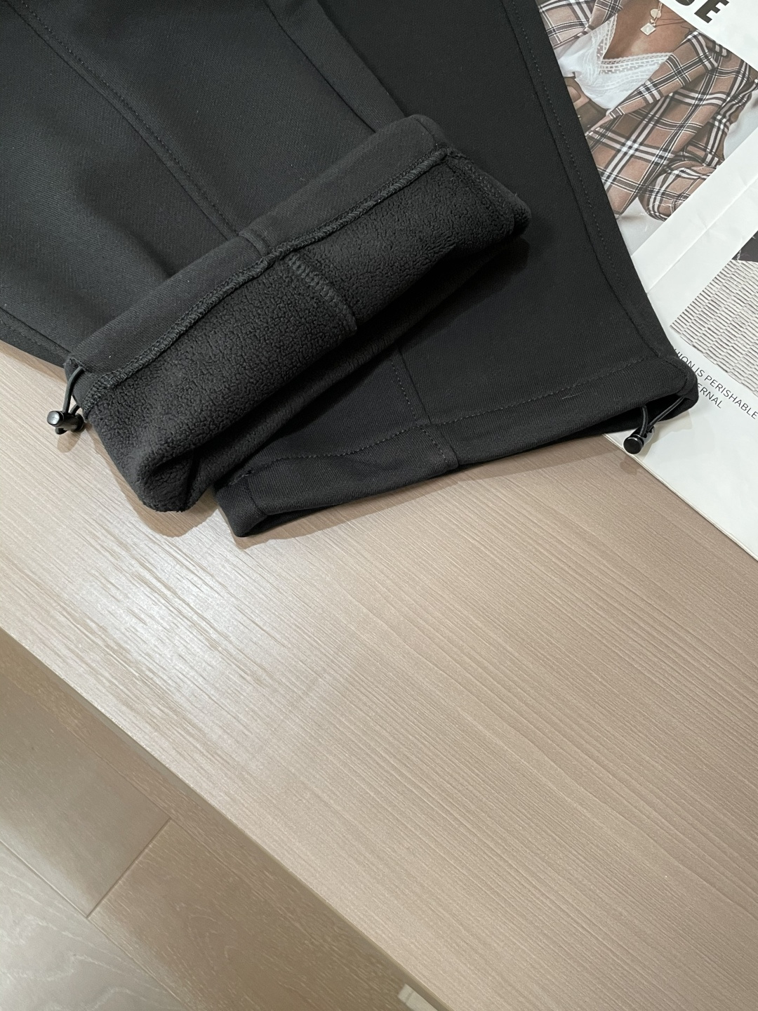 Gucc 2025秋冬最新系列男士加厚休闲裤！内里加绒，非常保暖，北方的宝子们赶紧备上！采用客供弹力柔棉