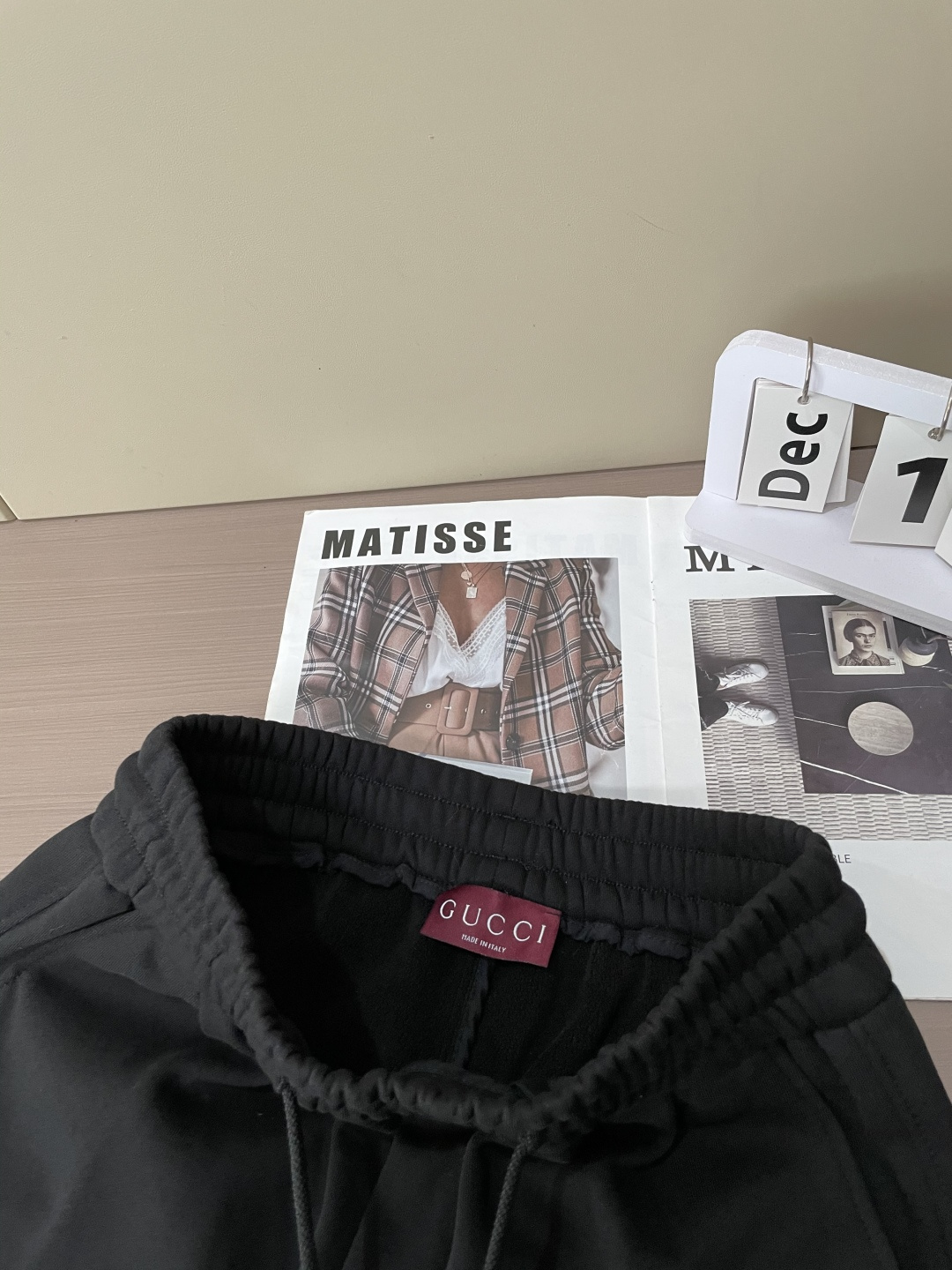 Gucc 2025秋冬最新系列男士加厚休闲裤！内里加绒，非常保暖，北方的宝子们赶紧备上！采用客供弹力柔棉