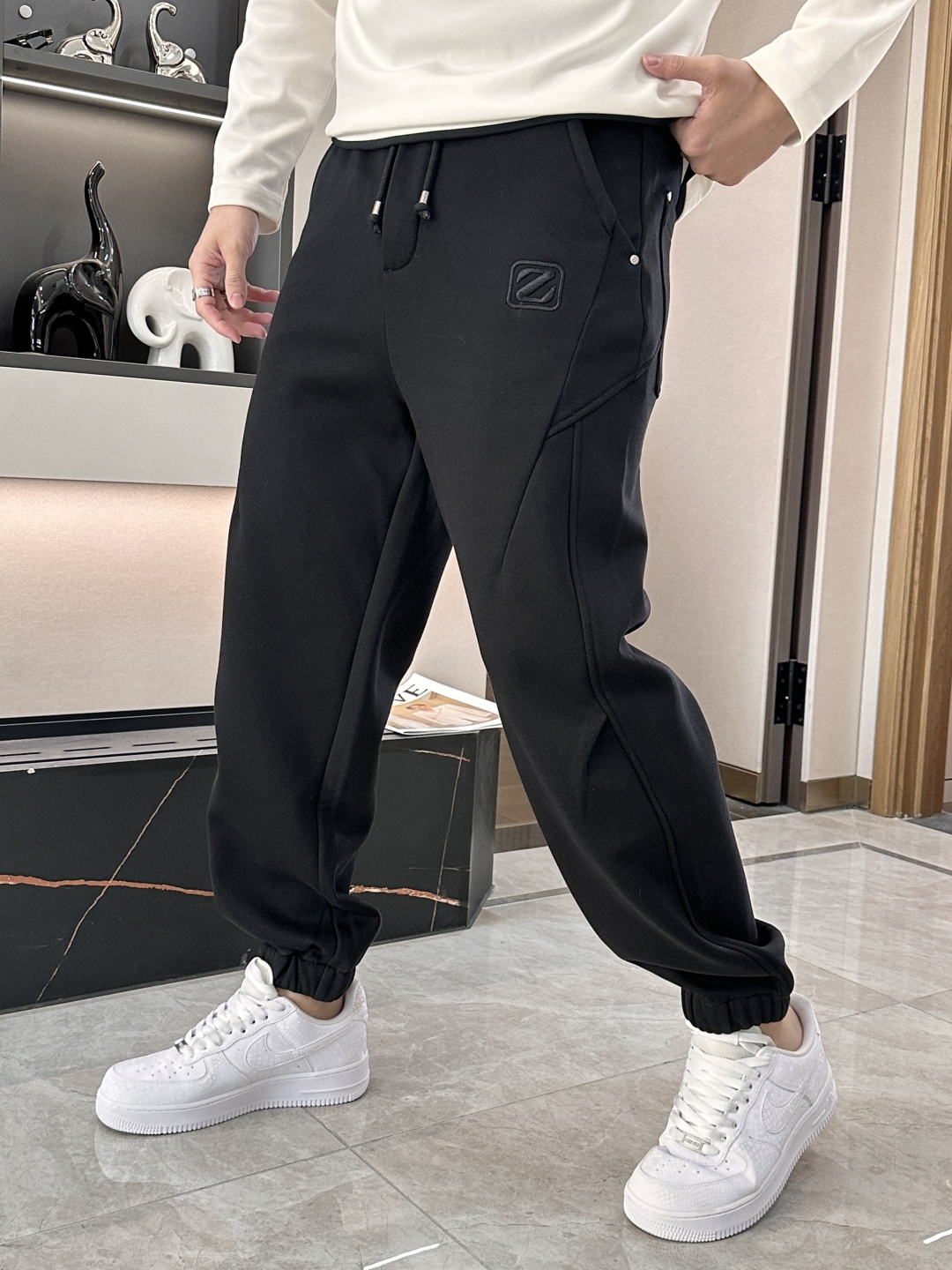 杰尼亚 2025秋冬最新系列男士加厚休闲裤！内里加绒，非常保暖，北方的宝子们赶紧备上！采用客供弹力柔棉材