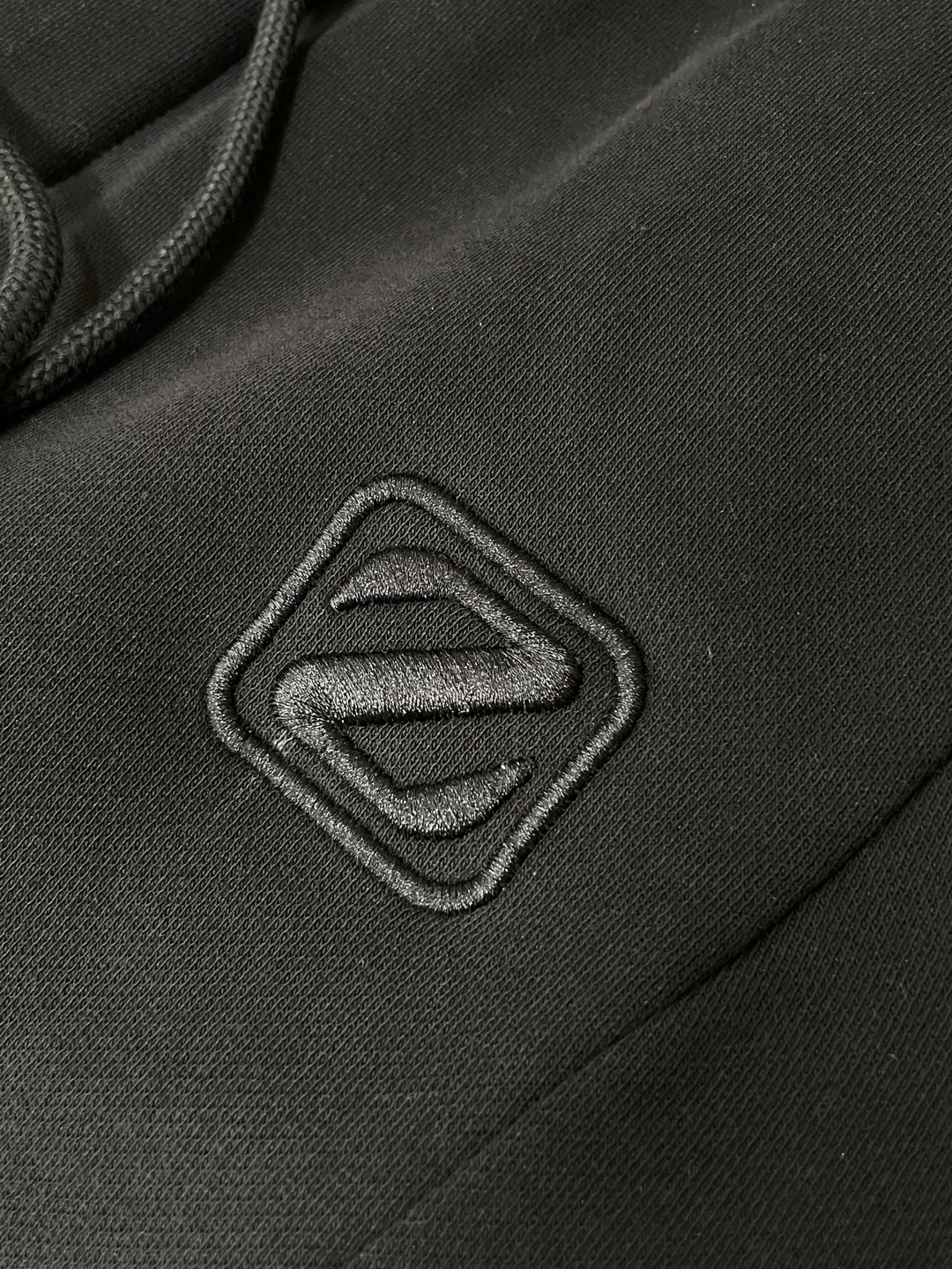 杰尼亚 2025秋冬最新系列男士加厚休闲裤！内里加绒，非常保暖，北方的宝子们赶紧备上！采用客供弹力柔棉材