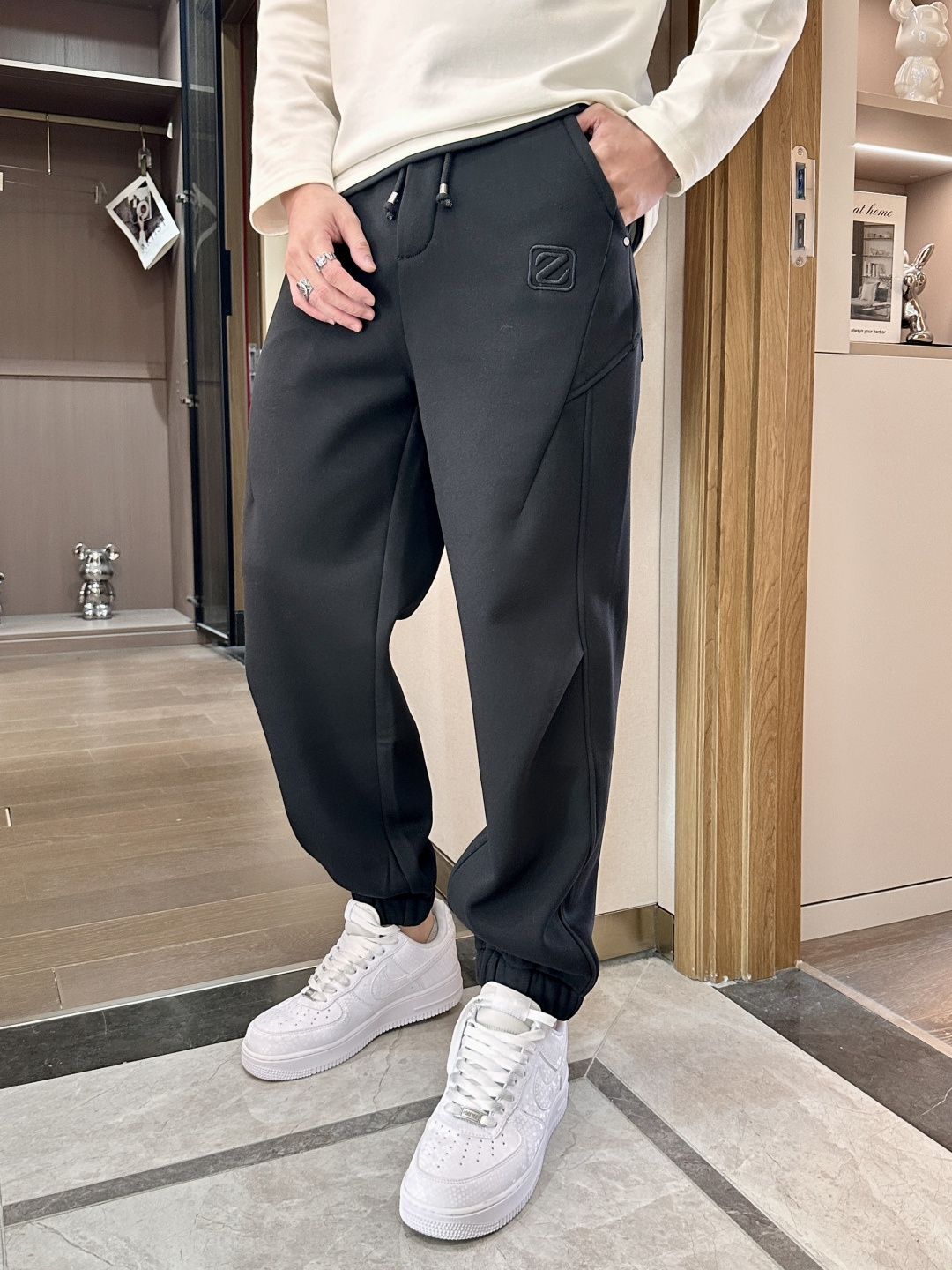 杰尼亚 2025秋冬最新系列男士加厚休闲裤！内里加绒，非常保暖，北方的宝子们赶紧备上！采用客供弹力柔棉材