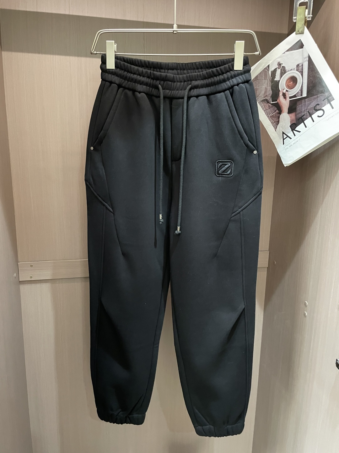 杰尼亚 2025秋冬最新系列男士加厚休闲裤！内里加绒，非常保暖，北方的宝子们赶紧备上！采用客供弹力柔棉材