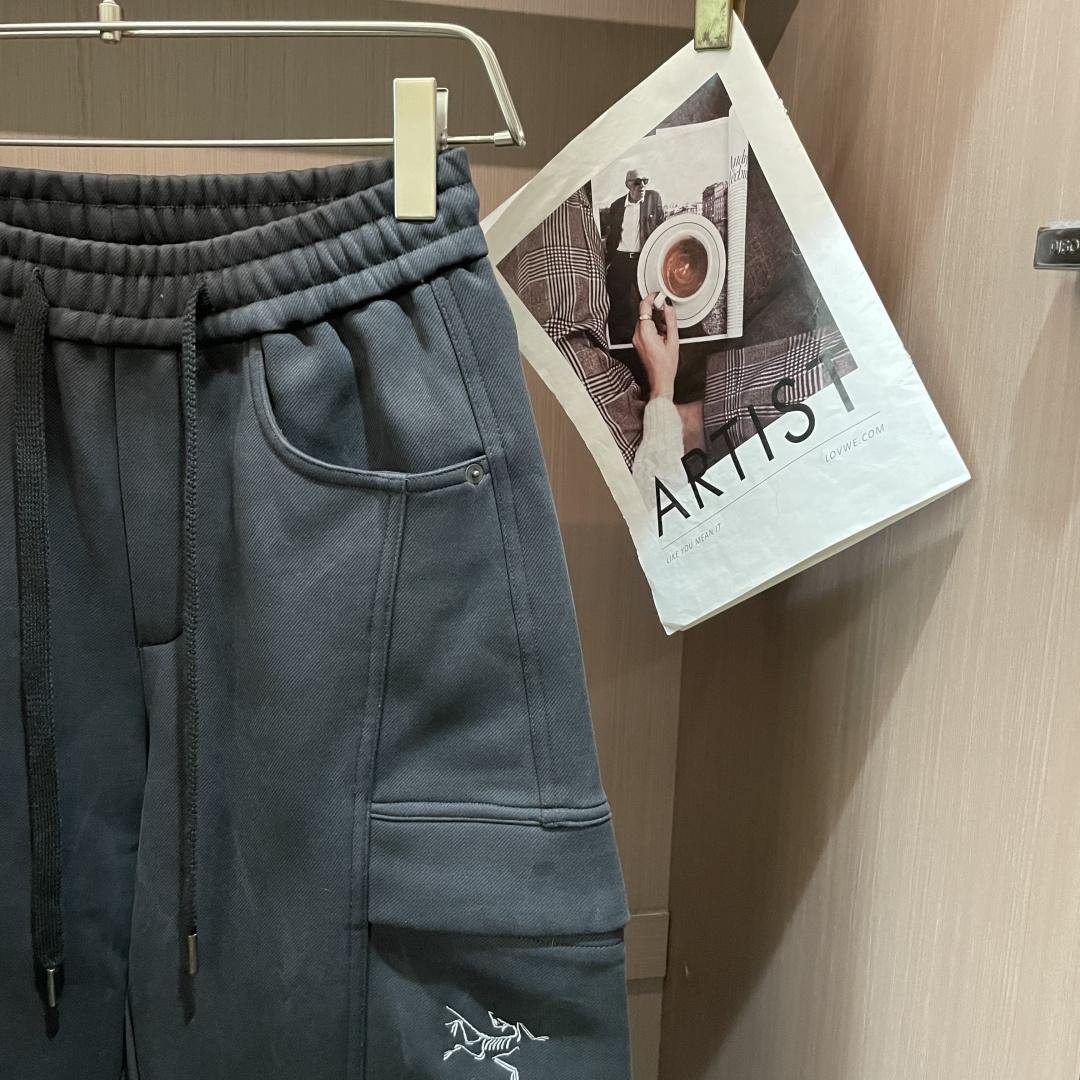 始祖鸟 2025秋冬最新系列男士加厚休闲裤！内里加绒，非常保暖，北方的宝子们赶紧备上！采用客供弹力柔棉材