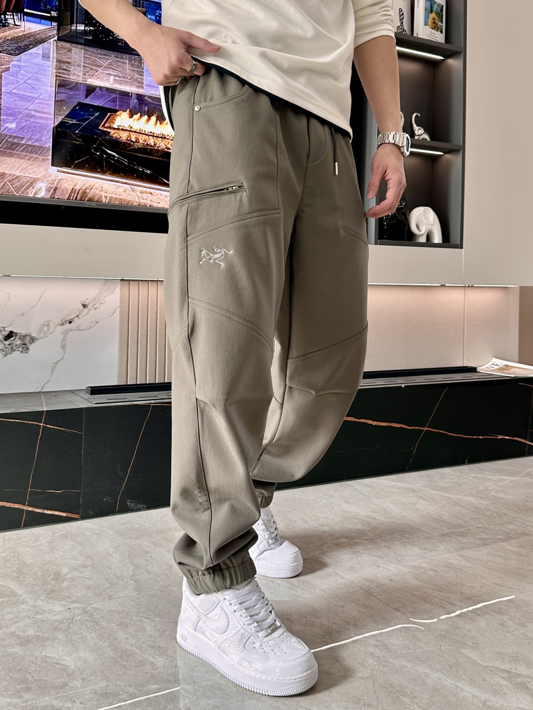 始祖鸟 2025秋冬最新系列男士加厚休闲裤！内里加绒，非常保暖，北方的宝子们赶紧备上！采用客供弹力柔棉材