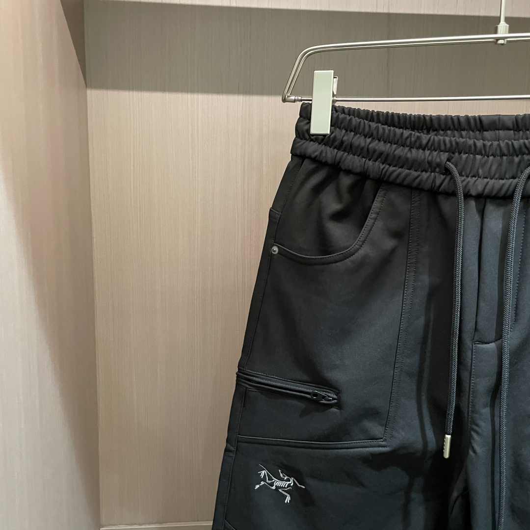 始祖鸟 2025秋冬最新系列男士加厚休闲裤！内里加绒，非常保暖，北方的宝子们赶紧备上！采用客供弹力柔棉材