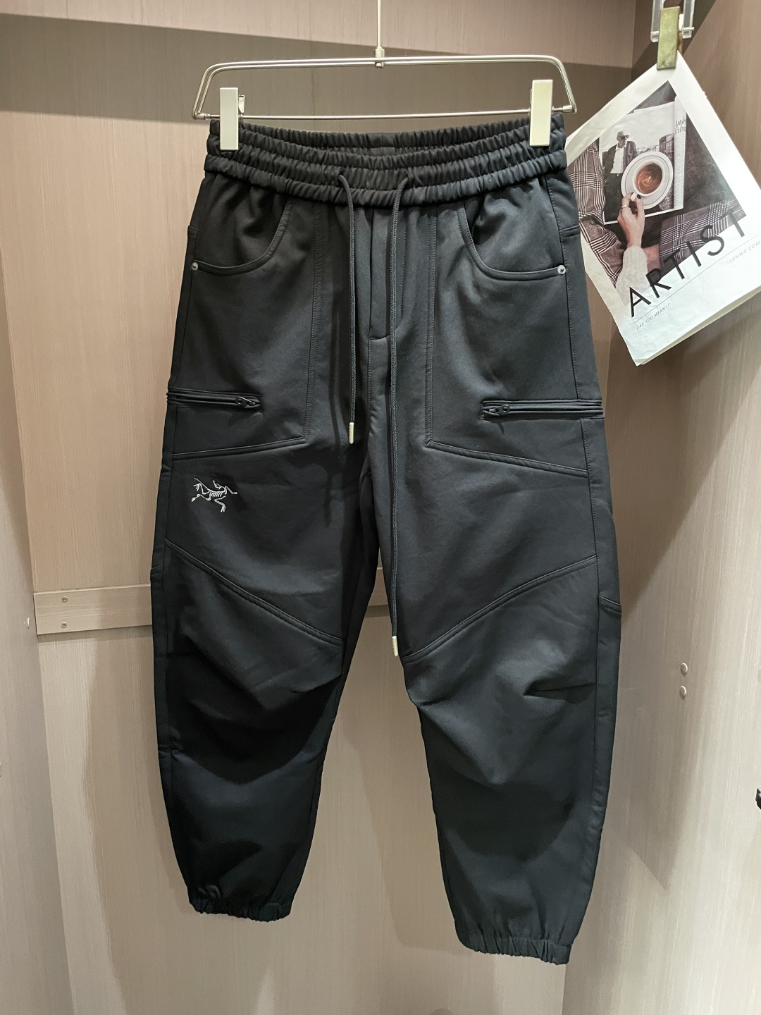 始祖鸟 2025秋冬最新系列男士加厚休闲裤！内里加绒，非常保暖，北方的宝子们赶紧备上！采用客供弹力柔棉材